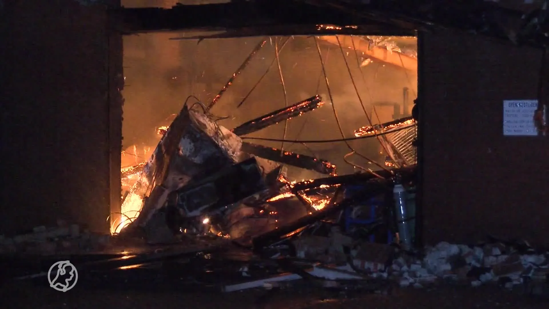 Uitslaande brand in Kloetinge, één gewonde en mogelijk asbest vrijgekomen