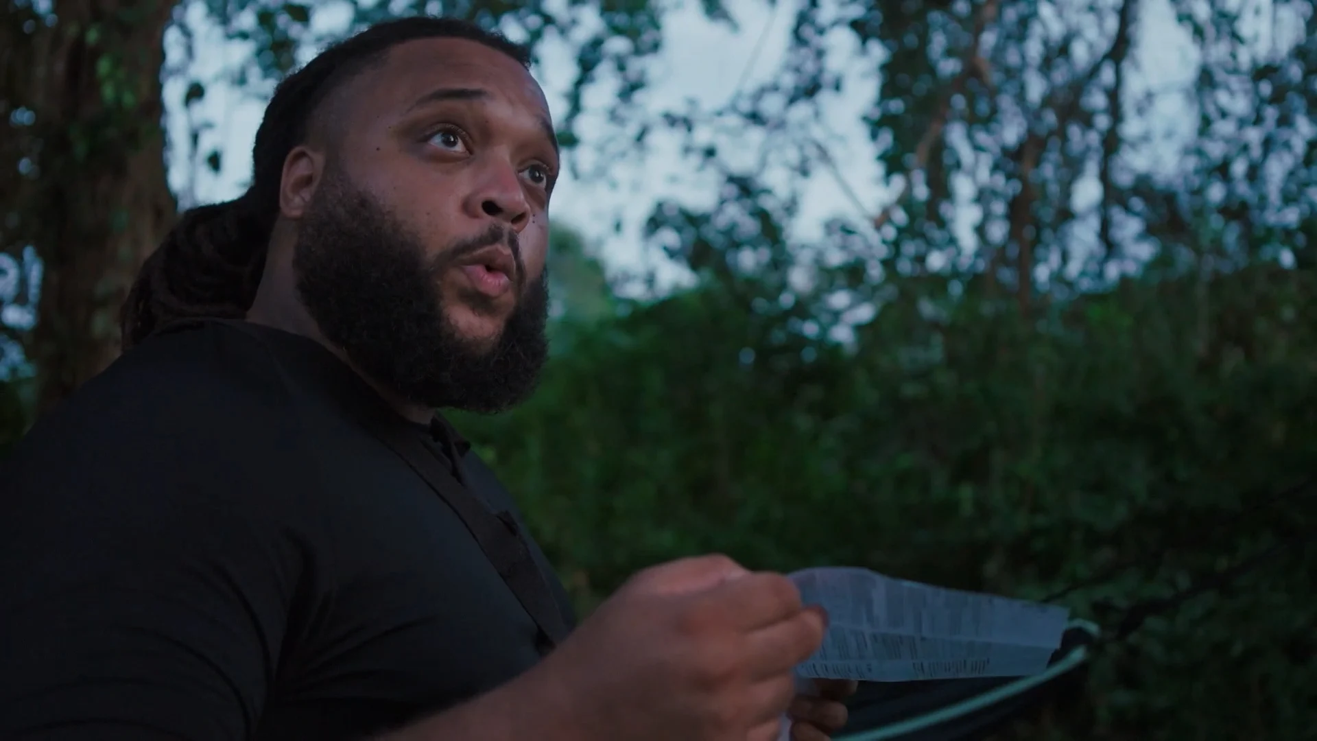 Jerr schrikt van vreemde geluiden in de jungle: "Ik ben alert"