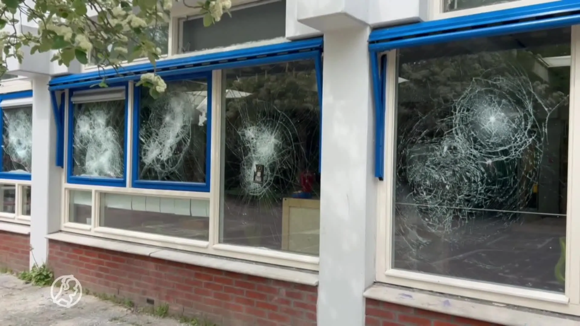 Vandalen vernielen tientallen ruiten van basisschool in Lelystad: 'Enorme ravage'