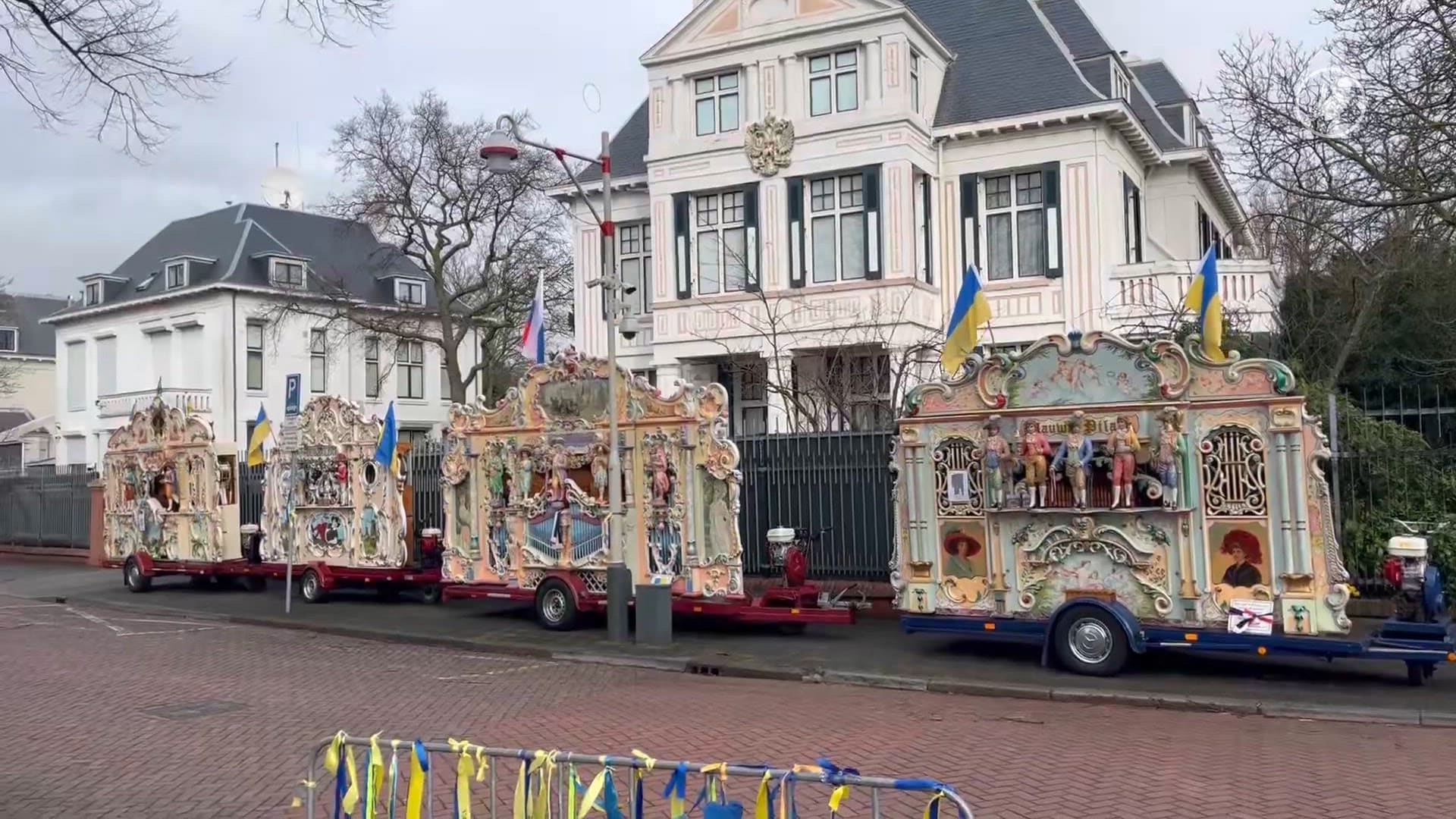 Lawaaiprotest met draaiorgels om 4 jaar oorlog