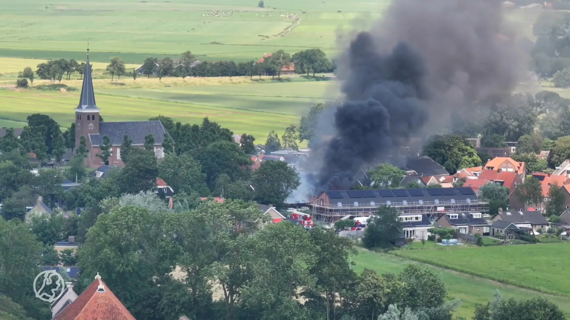 Grote brand bij autobedrijf in het Friese Raerd