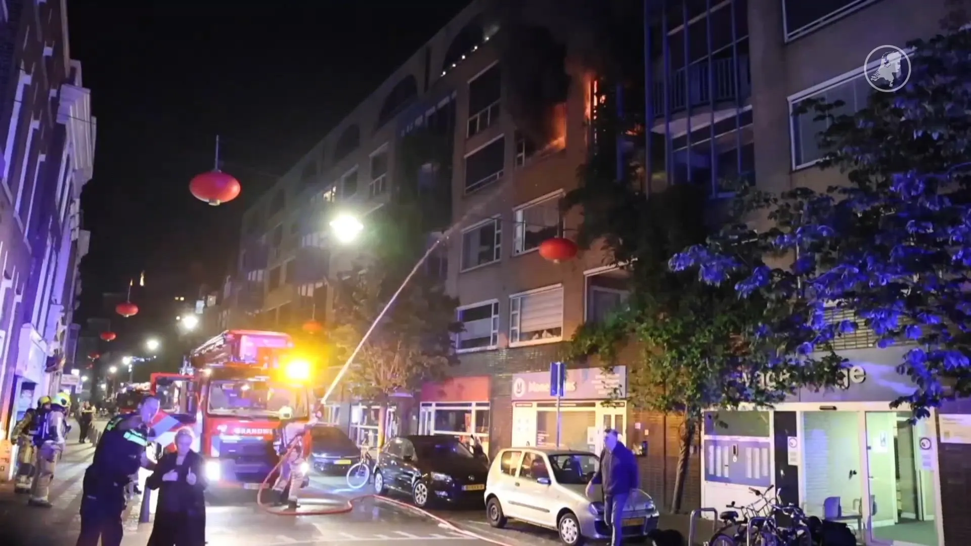 Brand in ouderenflat Den Haag, tientallen bewoners 's nachts op straat