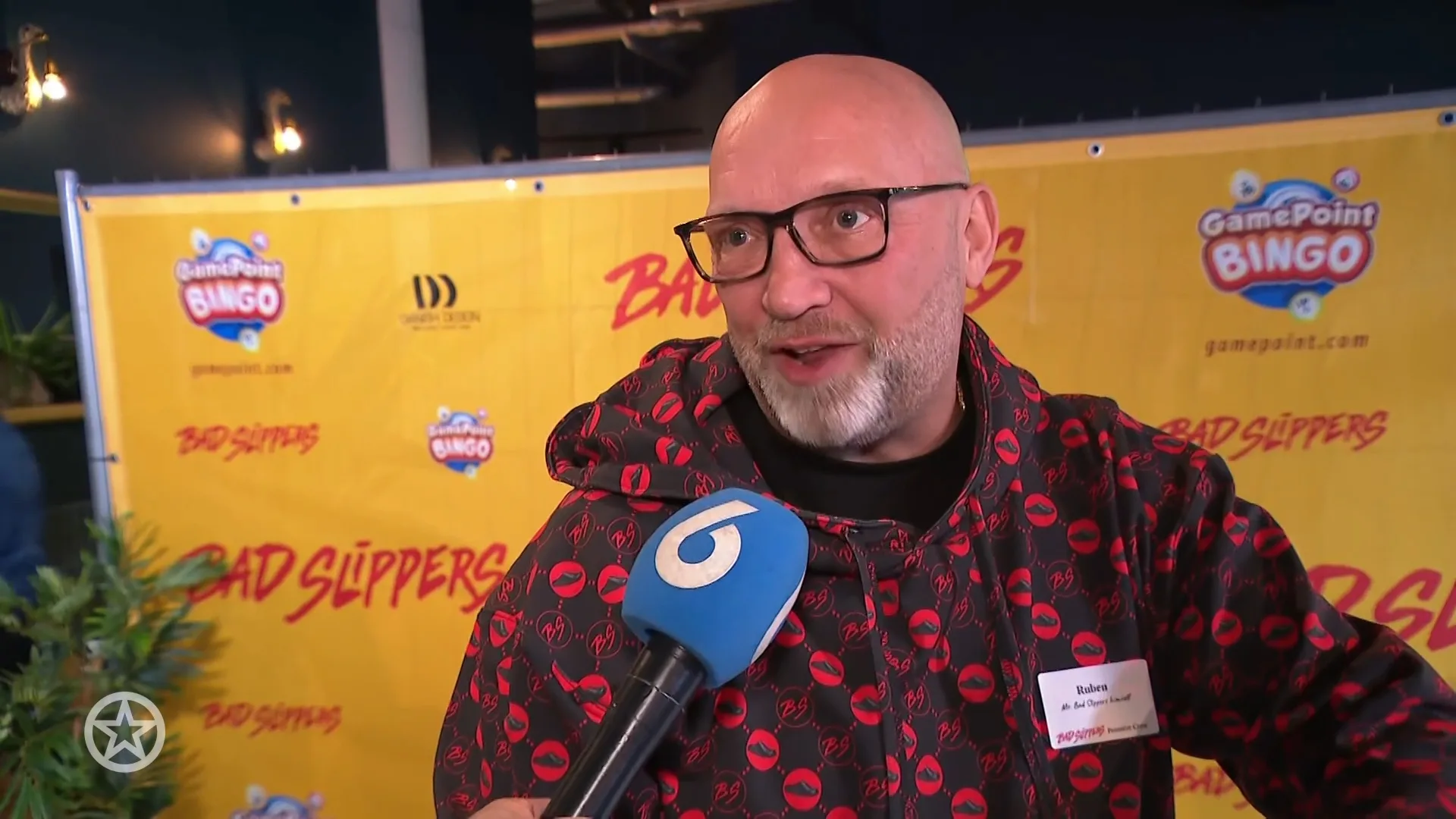 De première van Bad Slippers