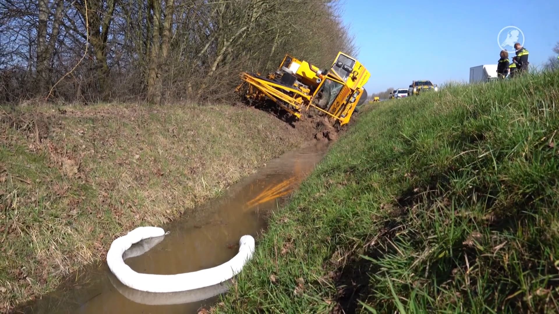 Kraanwagen gekanteld in sloot in Brummen