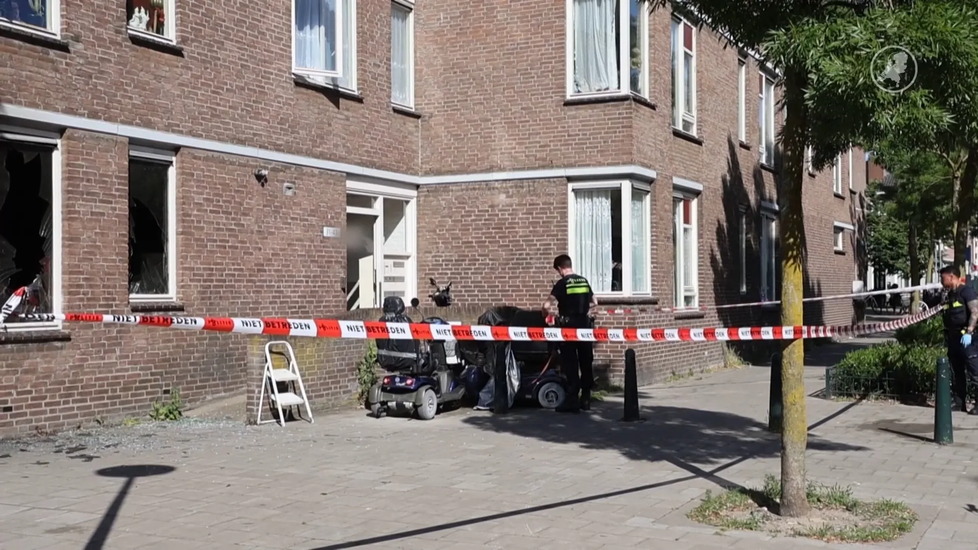 'Man bewusteloos uit brand gered in Den Haag, parkiet overleden'