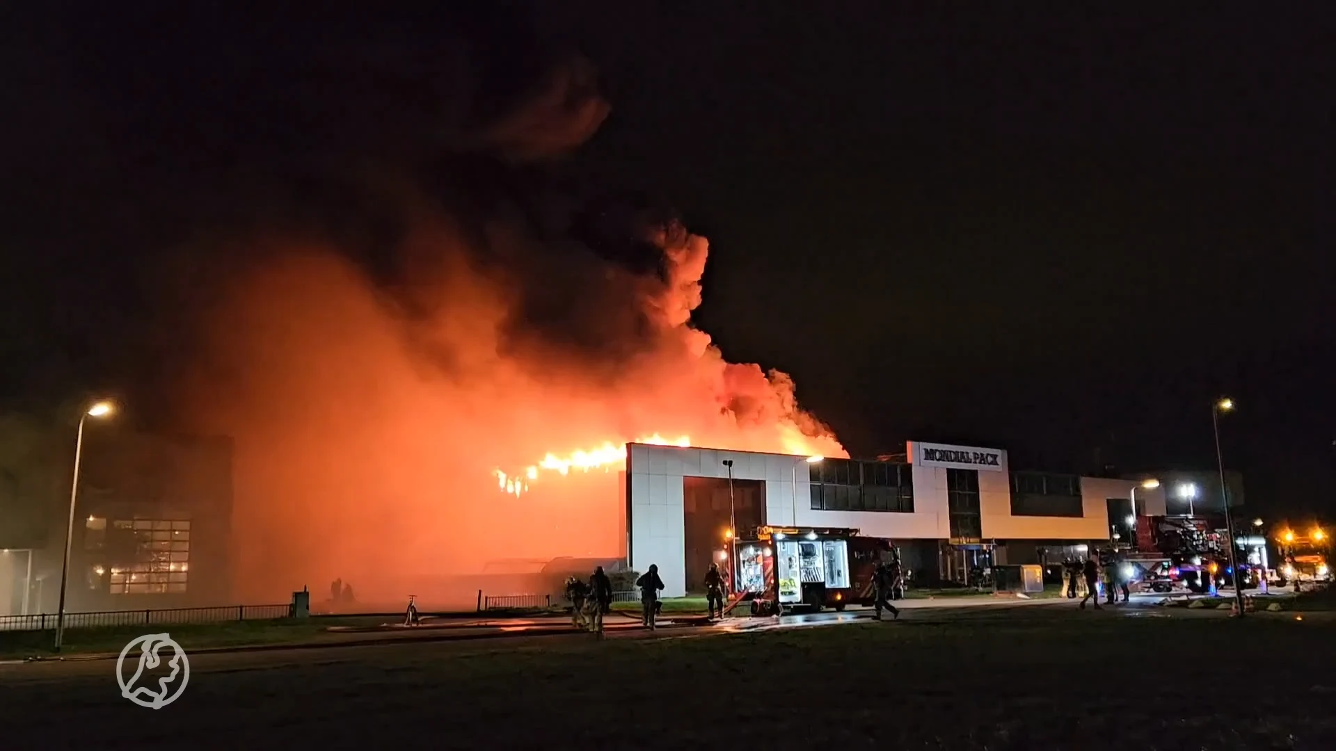 Grote brand bij Mondial Pack op industrieterrein in Enschede