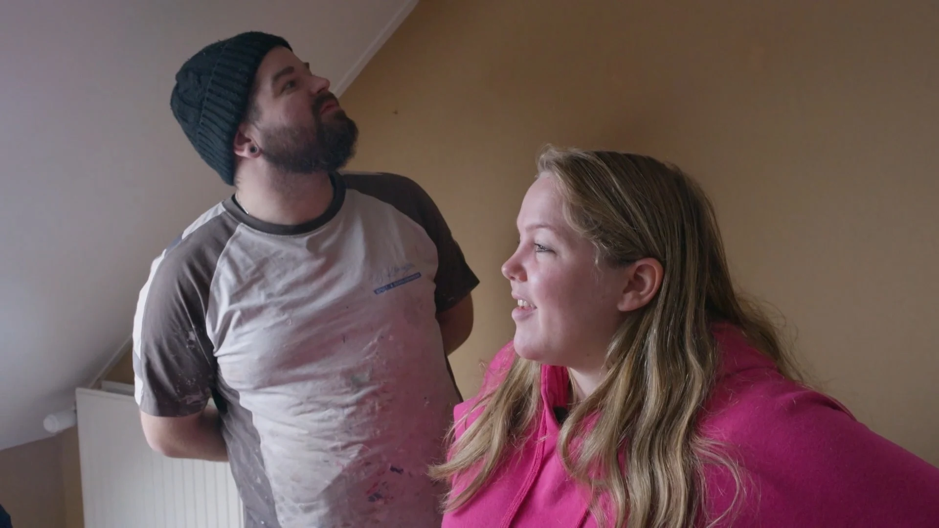 De hele familie helpt met het verhuizen