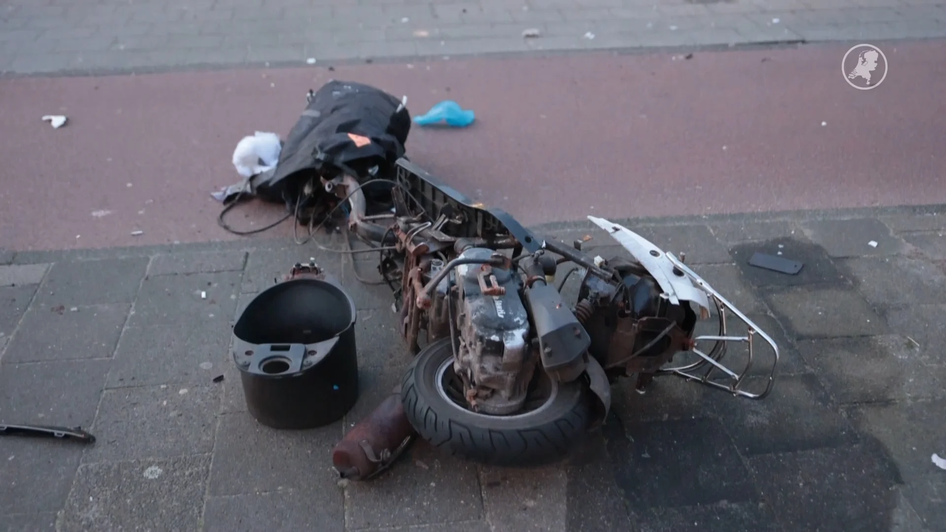 Auto en scooter botsen op elkaar in Den Haag, ravage op straat