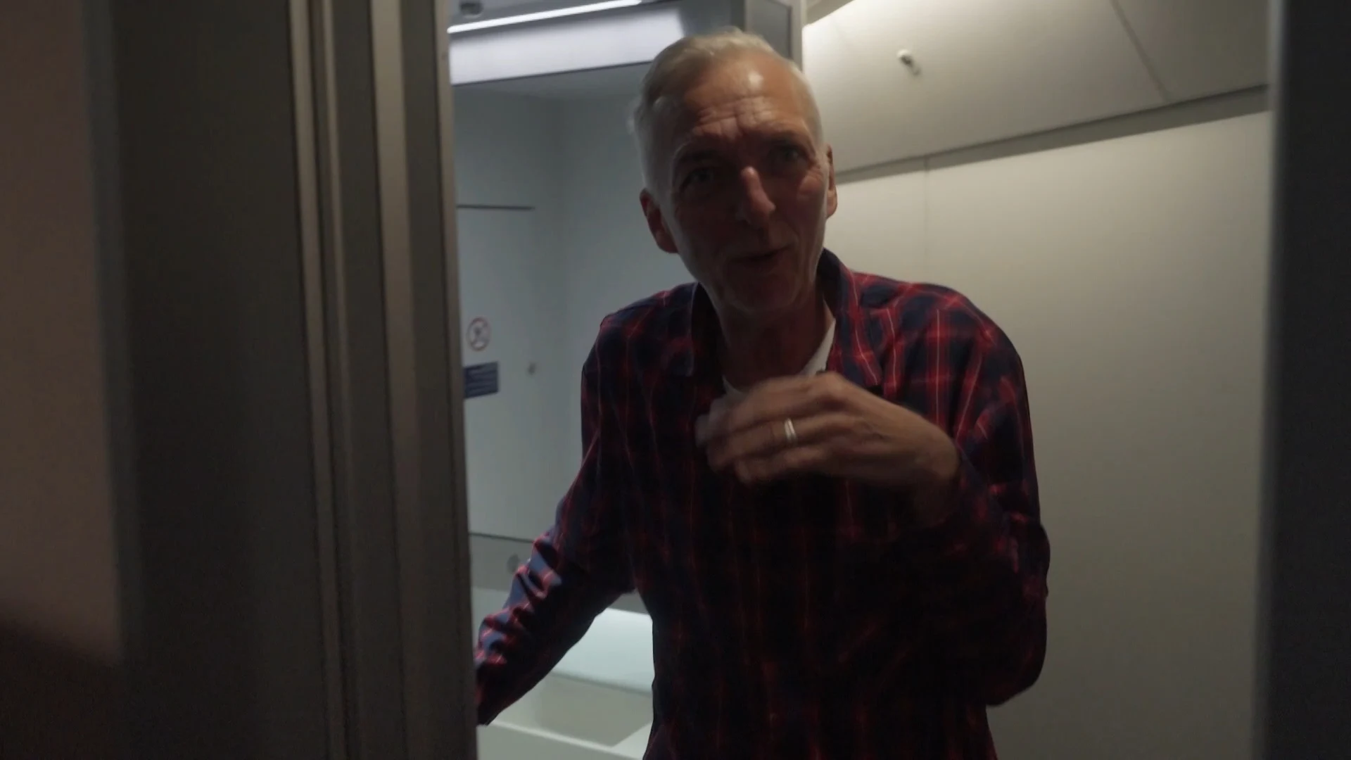 Martien schrikt van het toilet in de trein