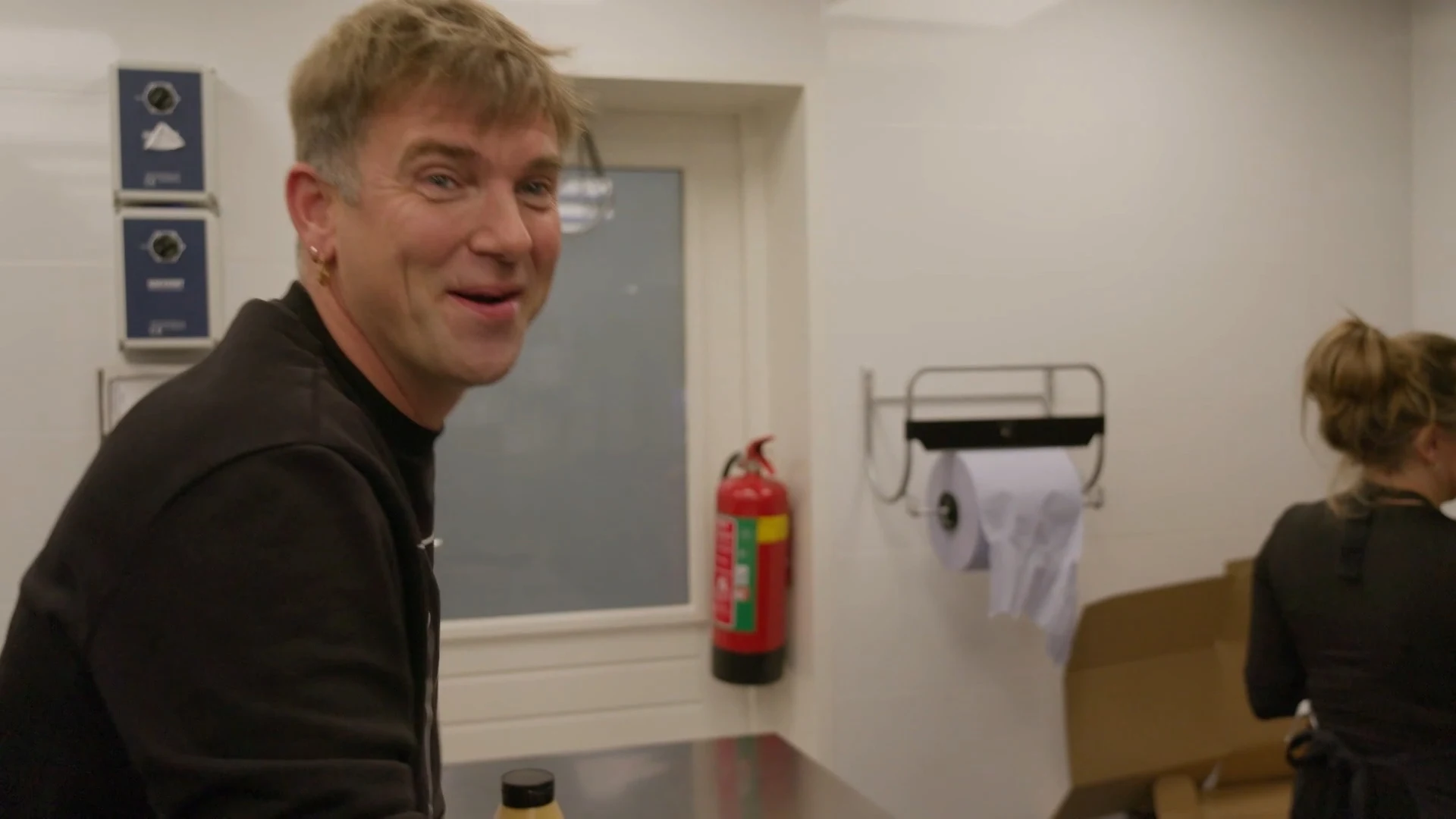 Jacomien helpt Ap kebab snijden: 'net alsof je je poes scheert!'