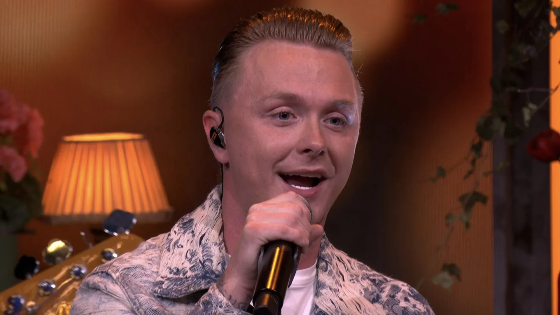 Ray Benjamin opent De Oranjezondag met absolute klassieker 'Niemand Laat Zijn Eigen Kind Alleen'