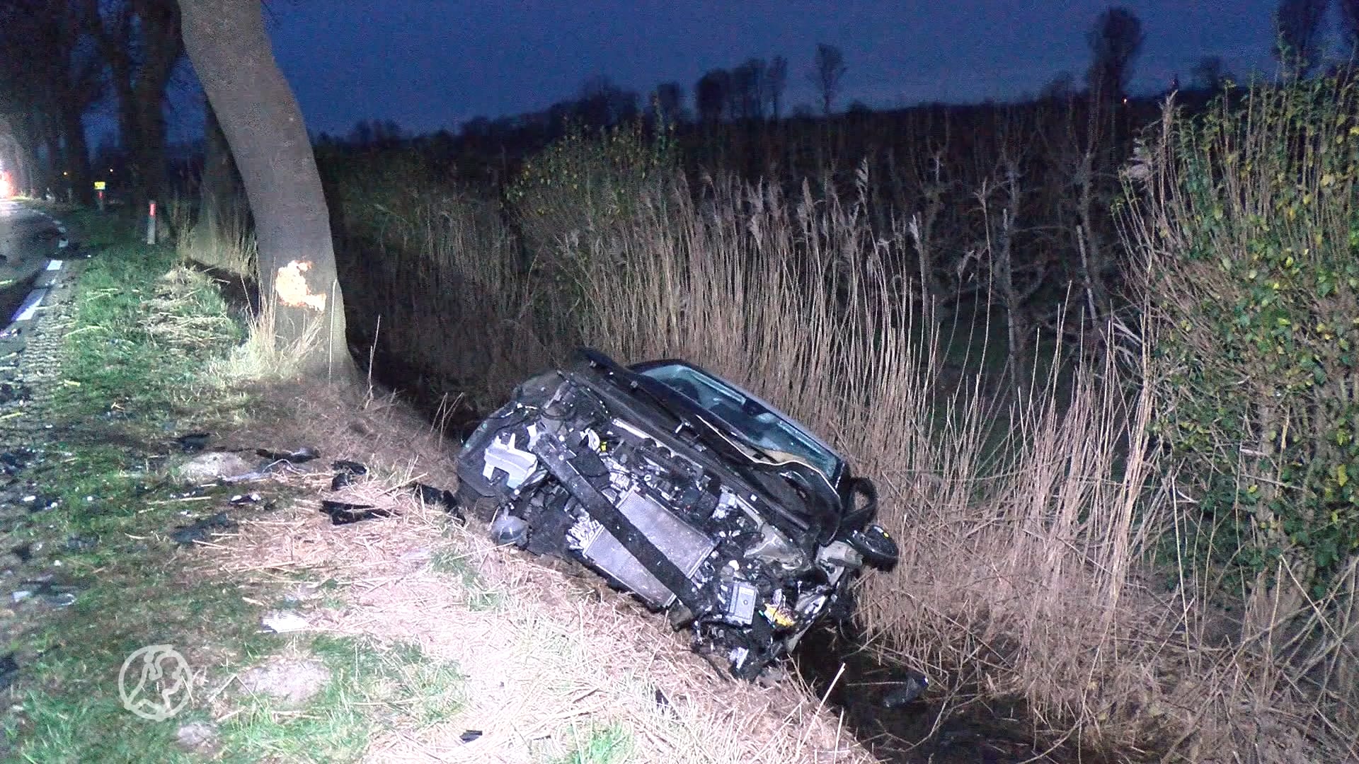 Bestuurder bekneld bij aanrijding in 's-Gravenpolder, twee personen gewond