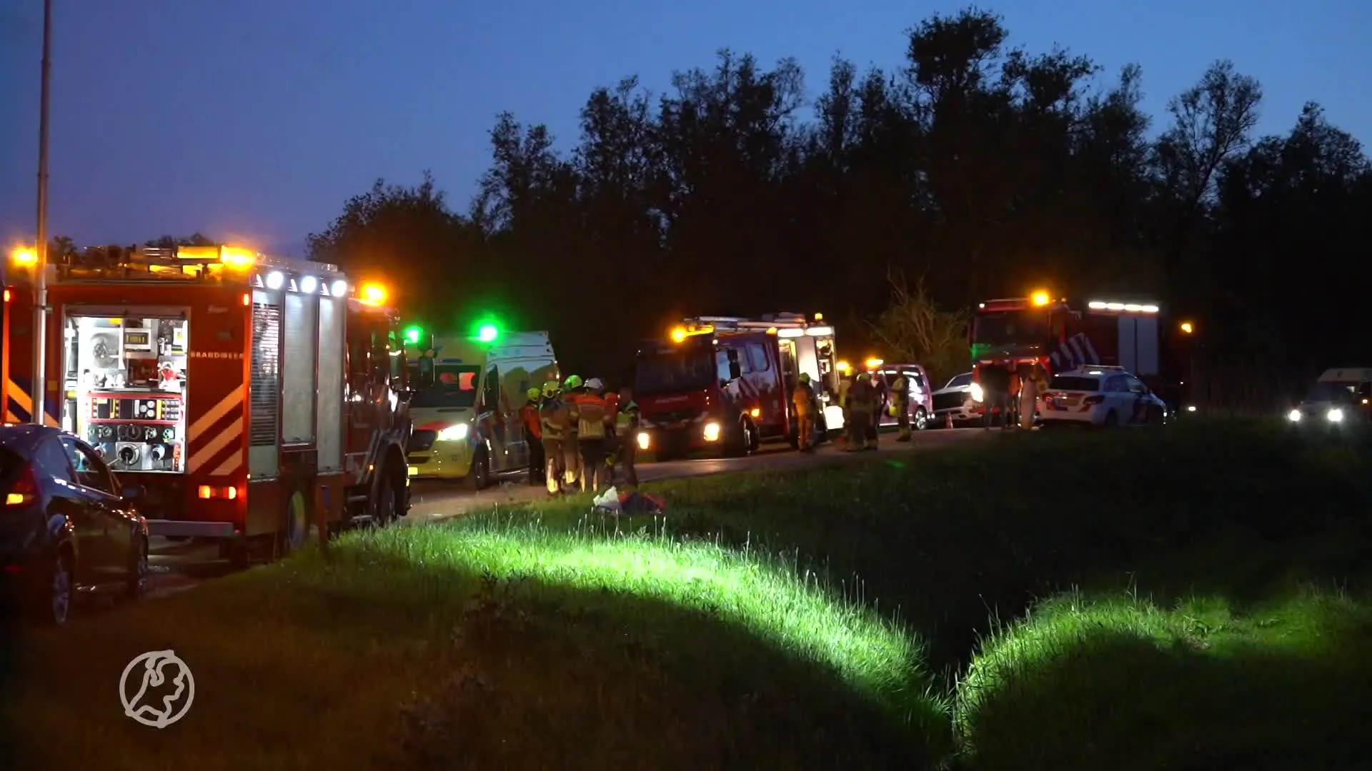 Auto raakt van de weg in Hank: meerdere ambulances ter plaatse