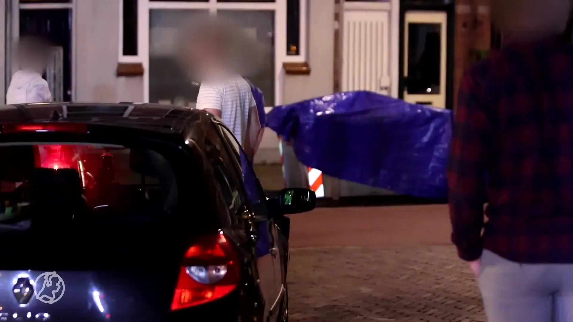 Auto in sloot beland, bestuurder rent weg