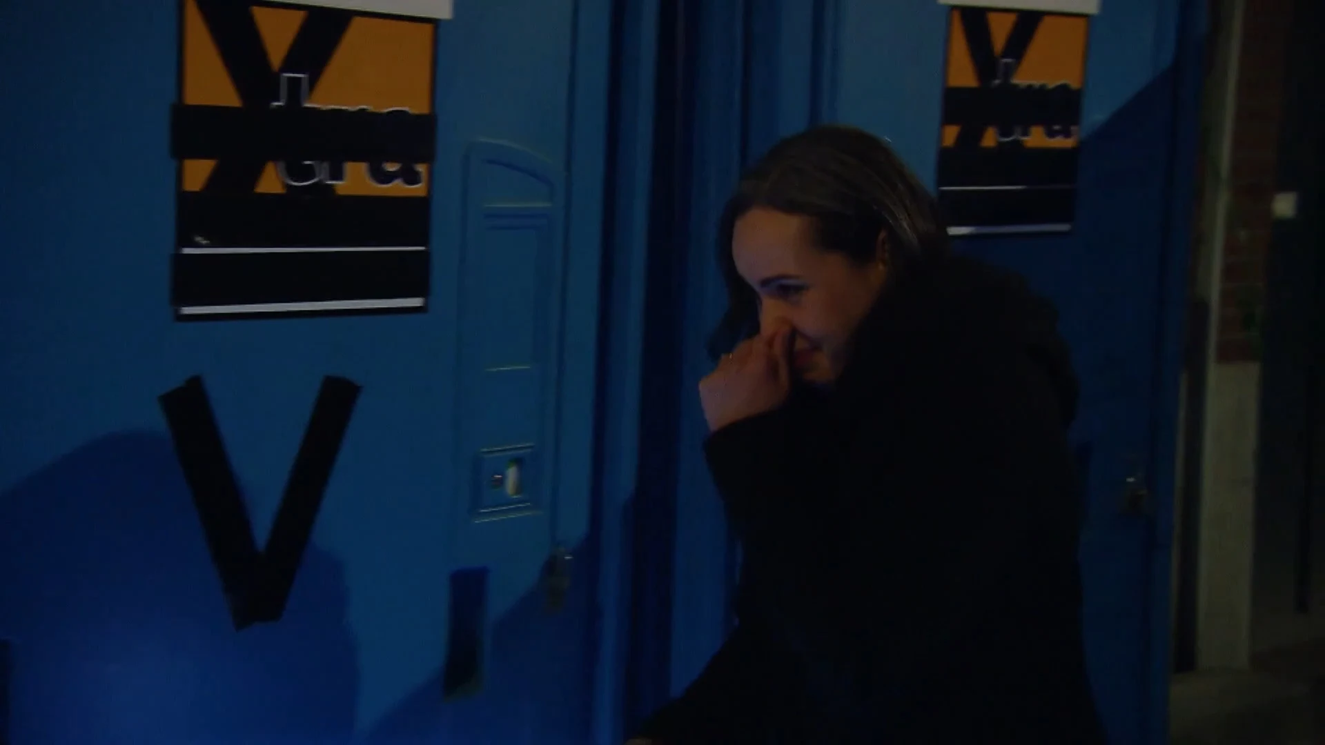 Jacky moet nodig plassen, maar de dixie is té goor!