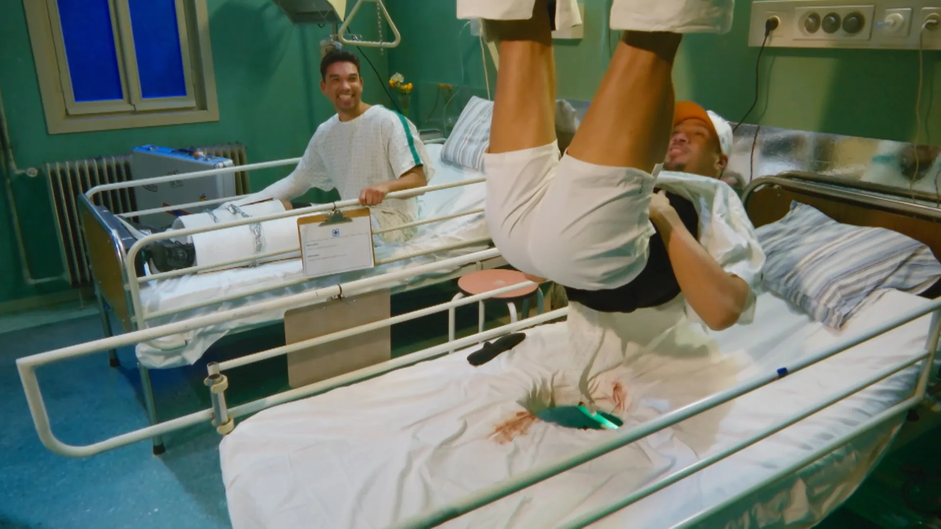 SMERIG! Rob Kamphues en Worthy de Jong hangen ONDERSTEBOVEN in TOILET!