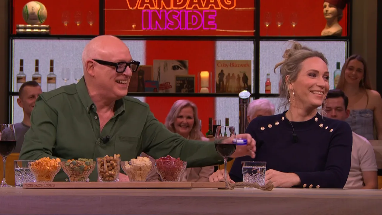 René doet Johan potje vaseline cadeau voor trip met John de Bever: 'Voor als je op één kamer ligt!'