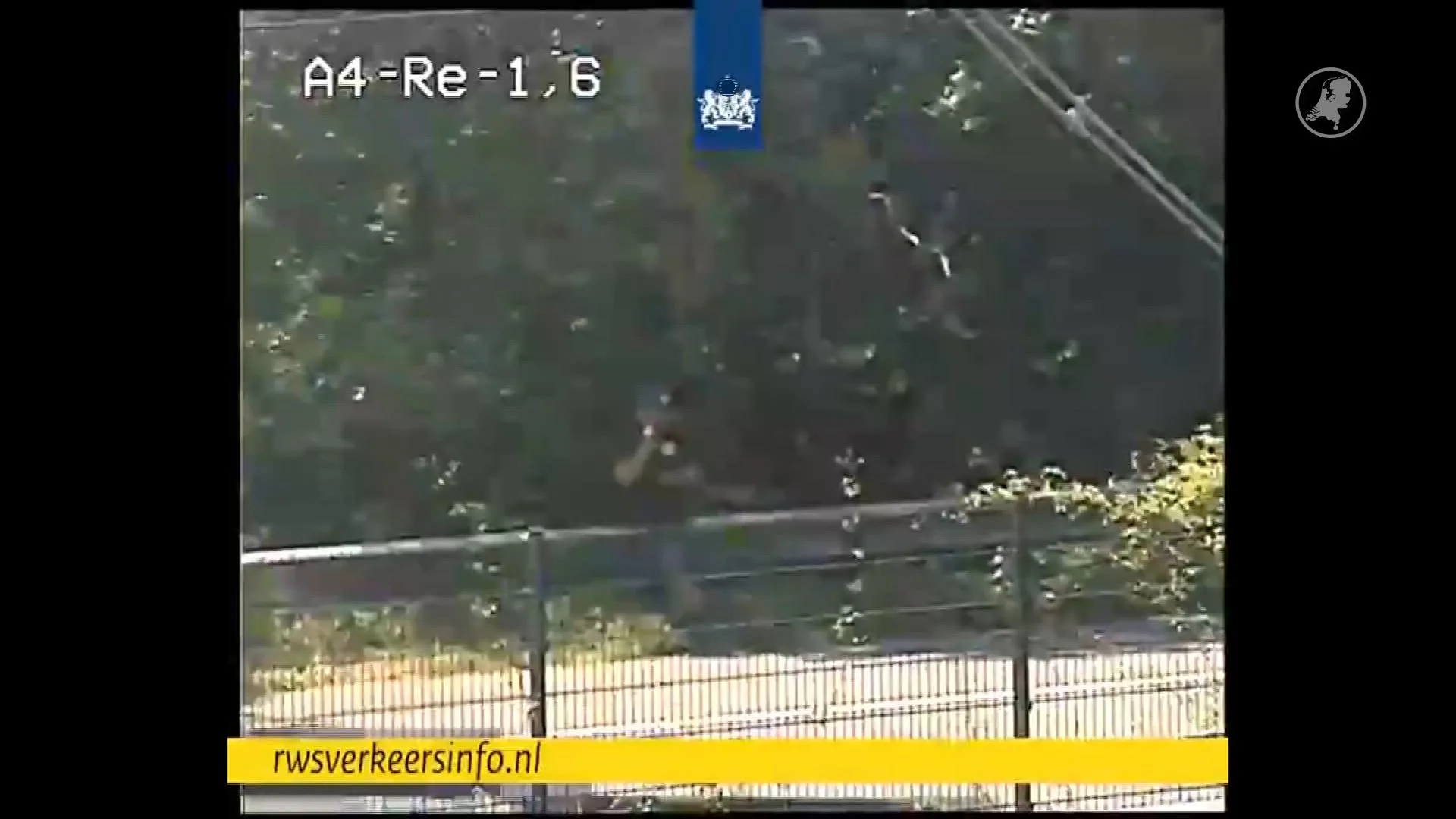 Man loopt over snelweg en wordt opgehaald door een Uber
