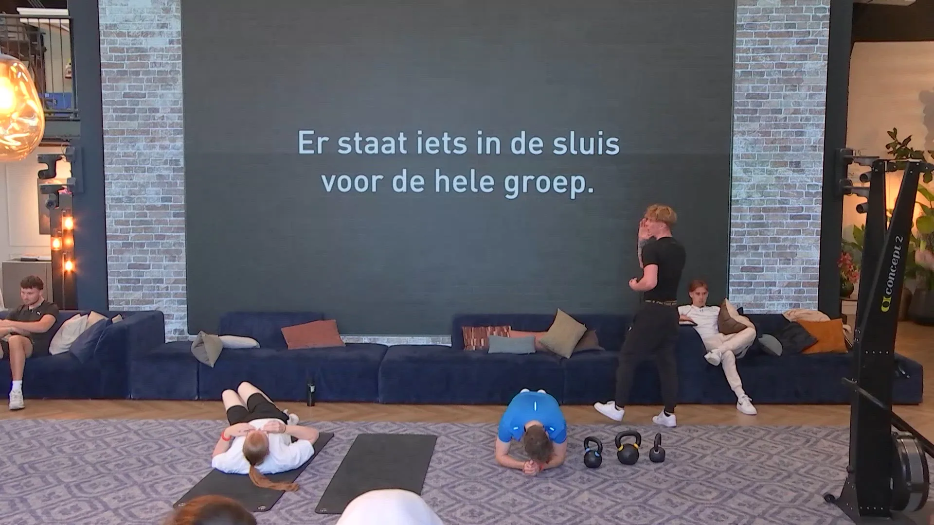 De bewoners proberen een mysterie te ontrafelen.