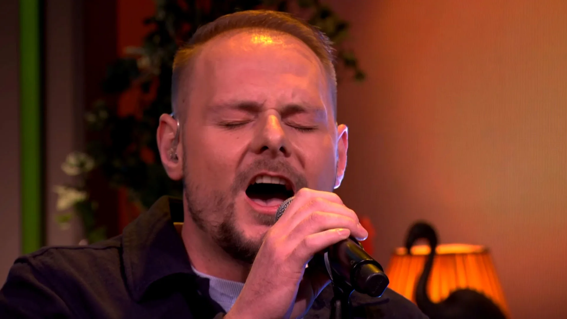 Glenn Janssens zingt 'When I Was Your Man' in de commercialbreak van De Oranjezondag