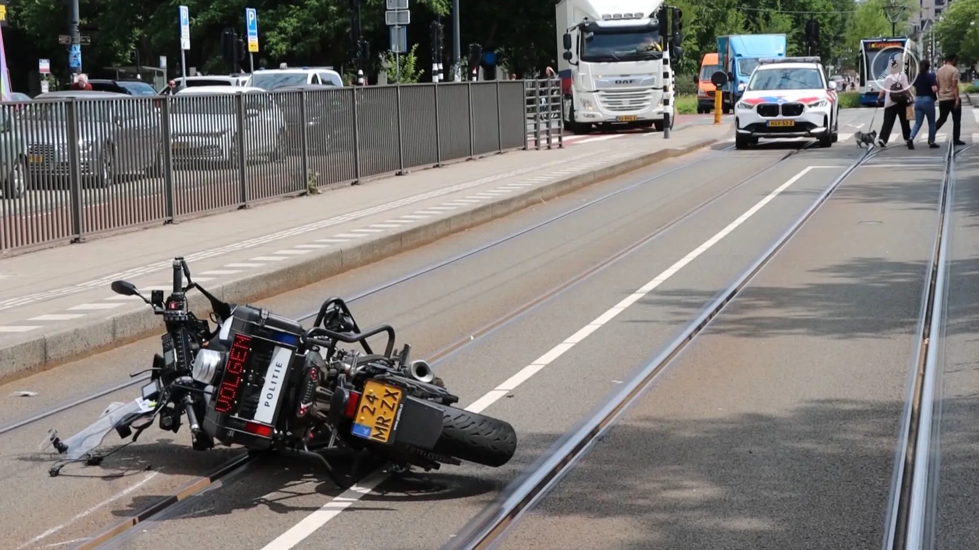 Voetganger zwaargewond na botsing met politiemotor in Amsterdam