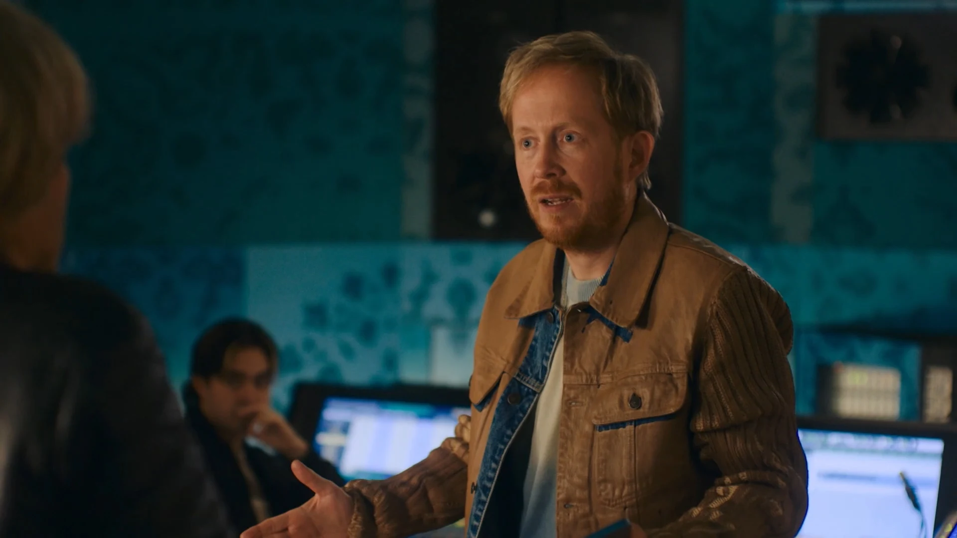 Dennis krijgt een punthoofd van de pers