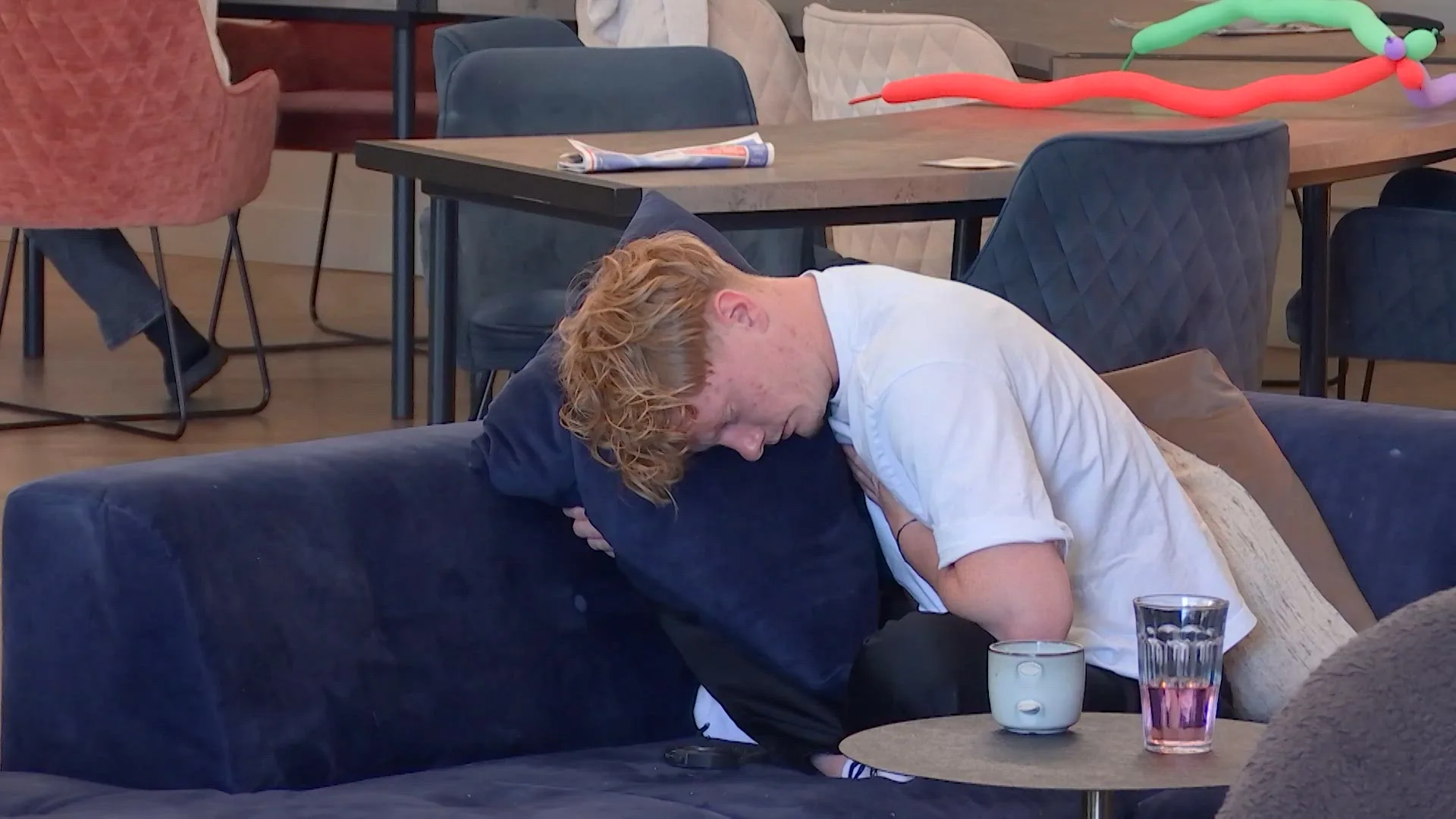 Casper moet langs de huisarts: 'Niet normaal veel pijn'