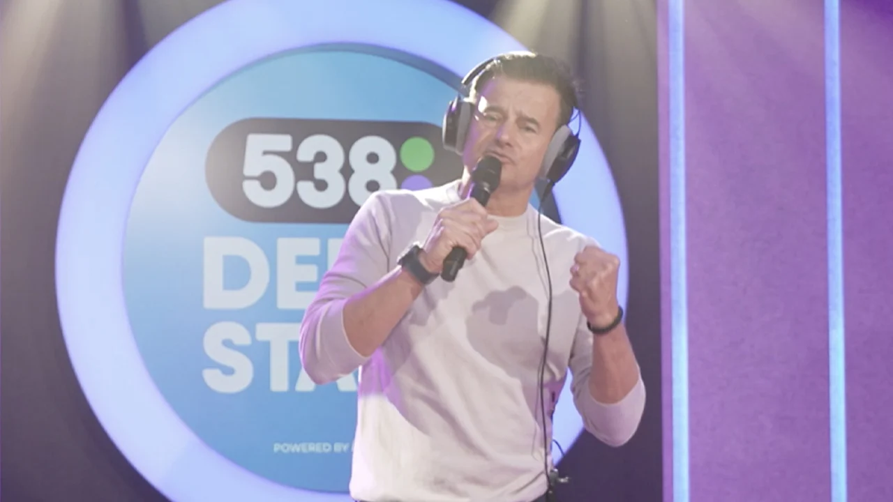 Video: Wilfred Genee zet 538-studio op z’n kop met zijn EK-nummer ‘Johnny Rep’