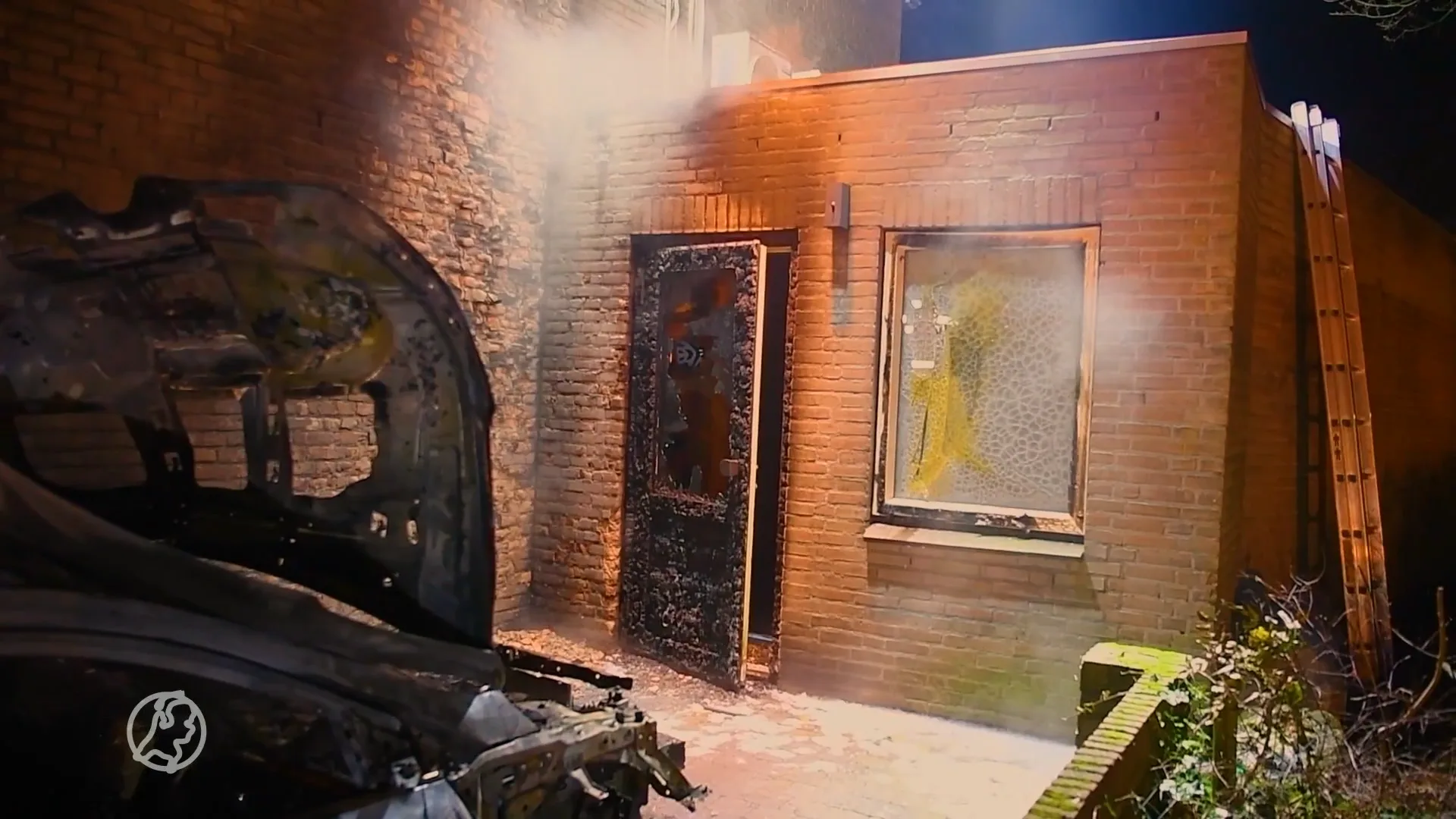 Autobrand in Waalre slaat over op woonhuis