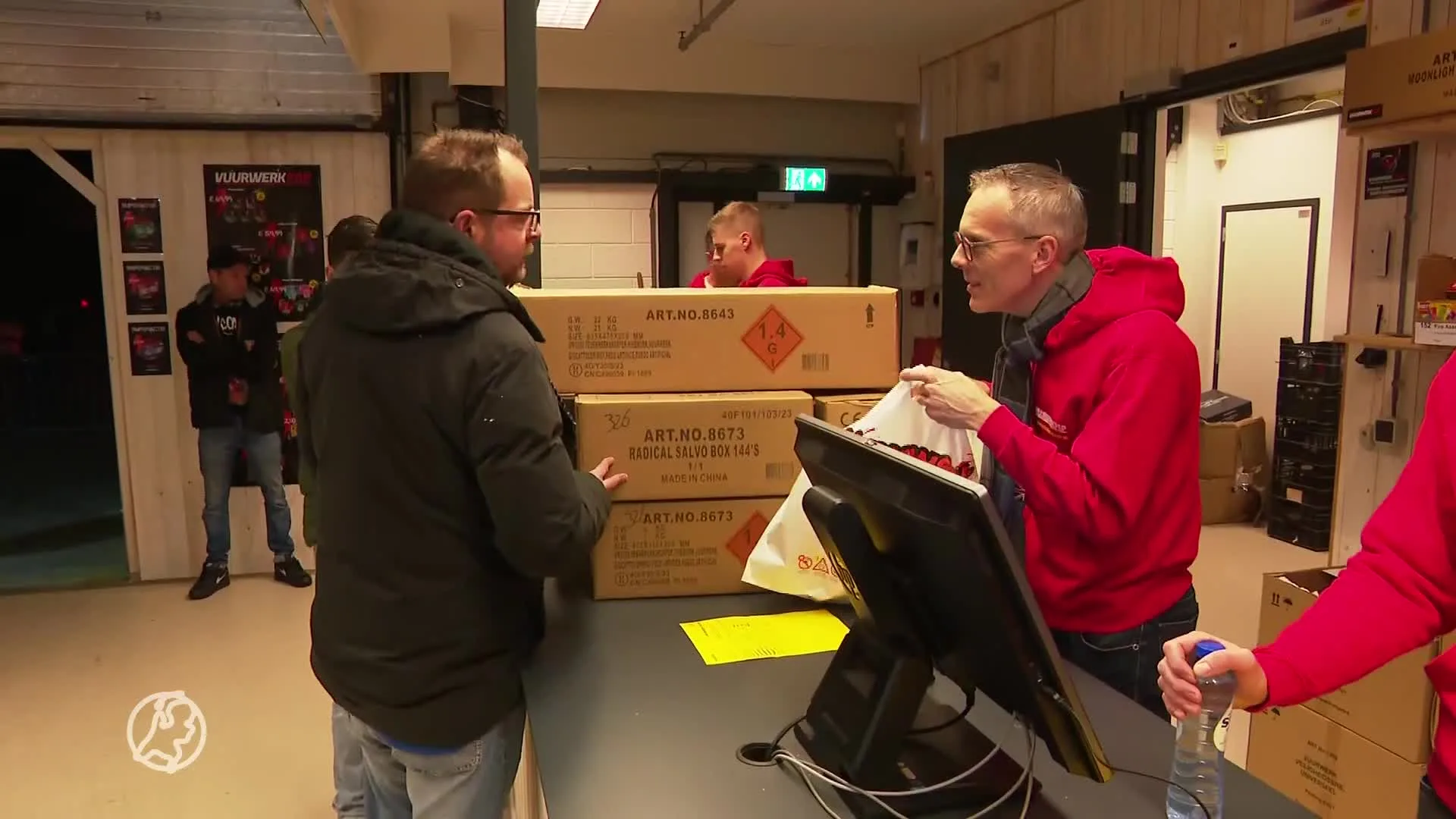 Vuurwerkwinkels druk op eerste verkoopdag ondanks afsteekverboden