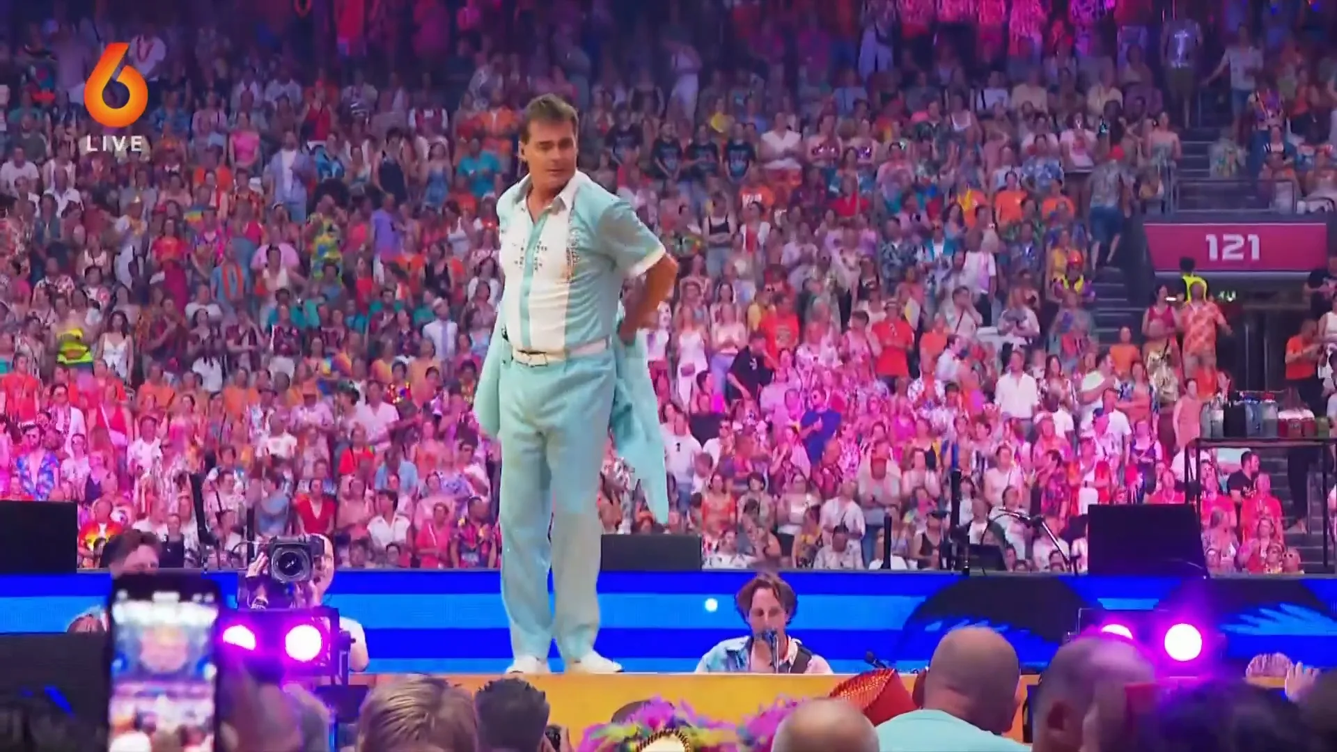 Artiesten hebben het zwaar tijdens bloedheet concert De Toppers