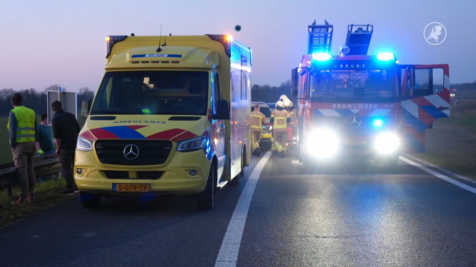 Busje slaat meerdere keren over de kop op N34