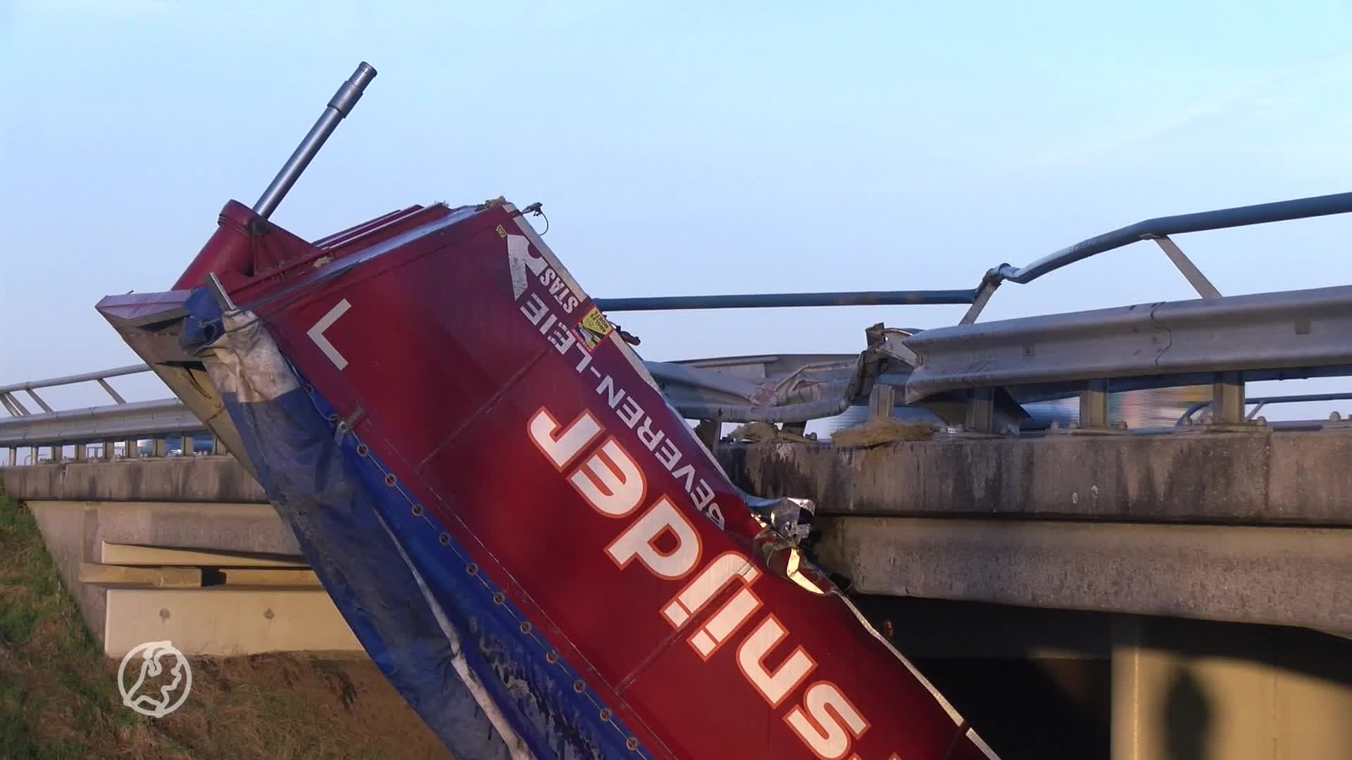 Vrachtwagen blijft steken achter viaduct op N669 bij Goes