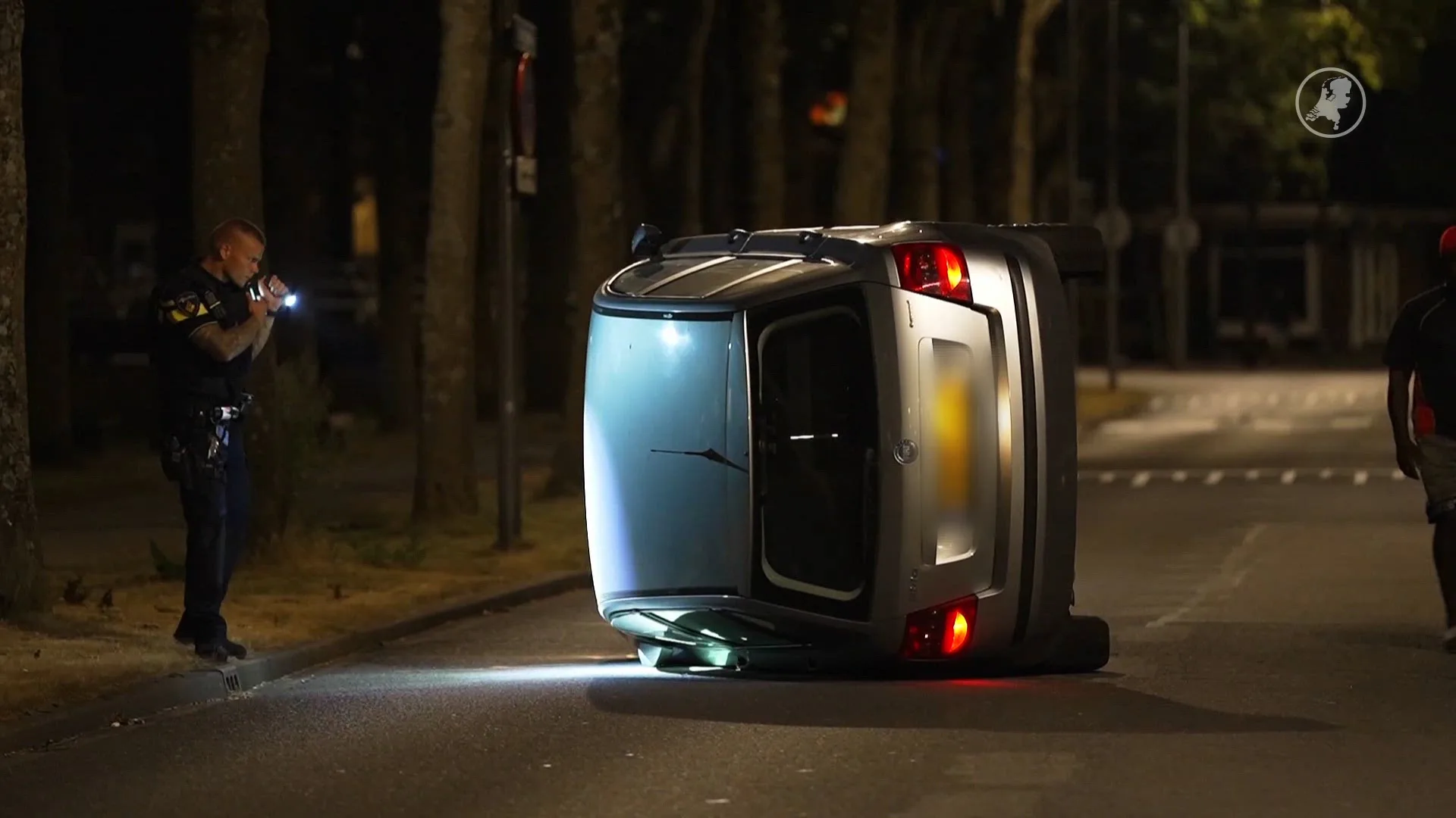 Auto op zijn kant Rotterdam, man onder invloed aangehouden