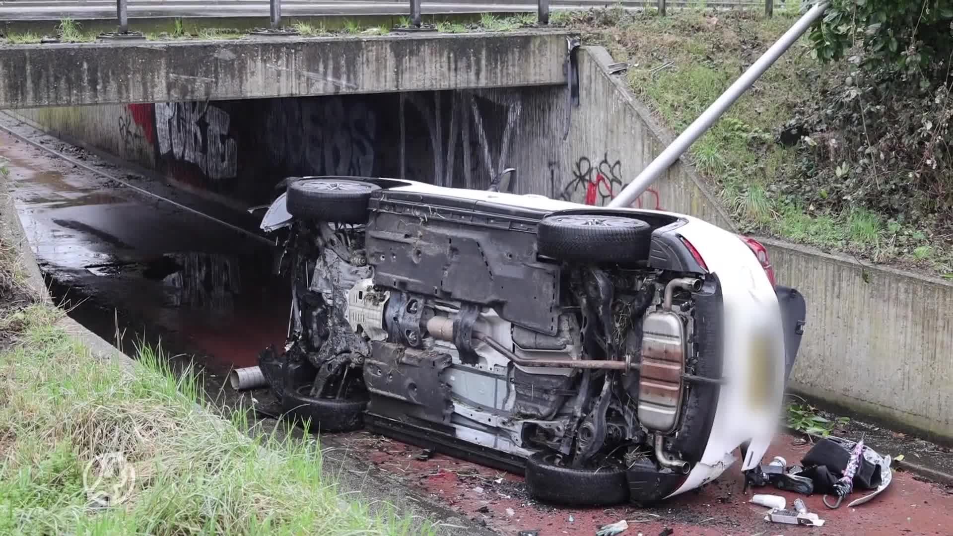 Auto dondert naar beneden van viaduct en komt op fietspad terecht