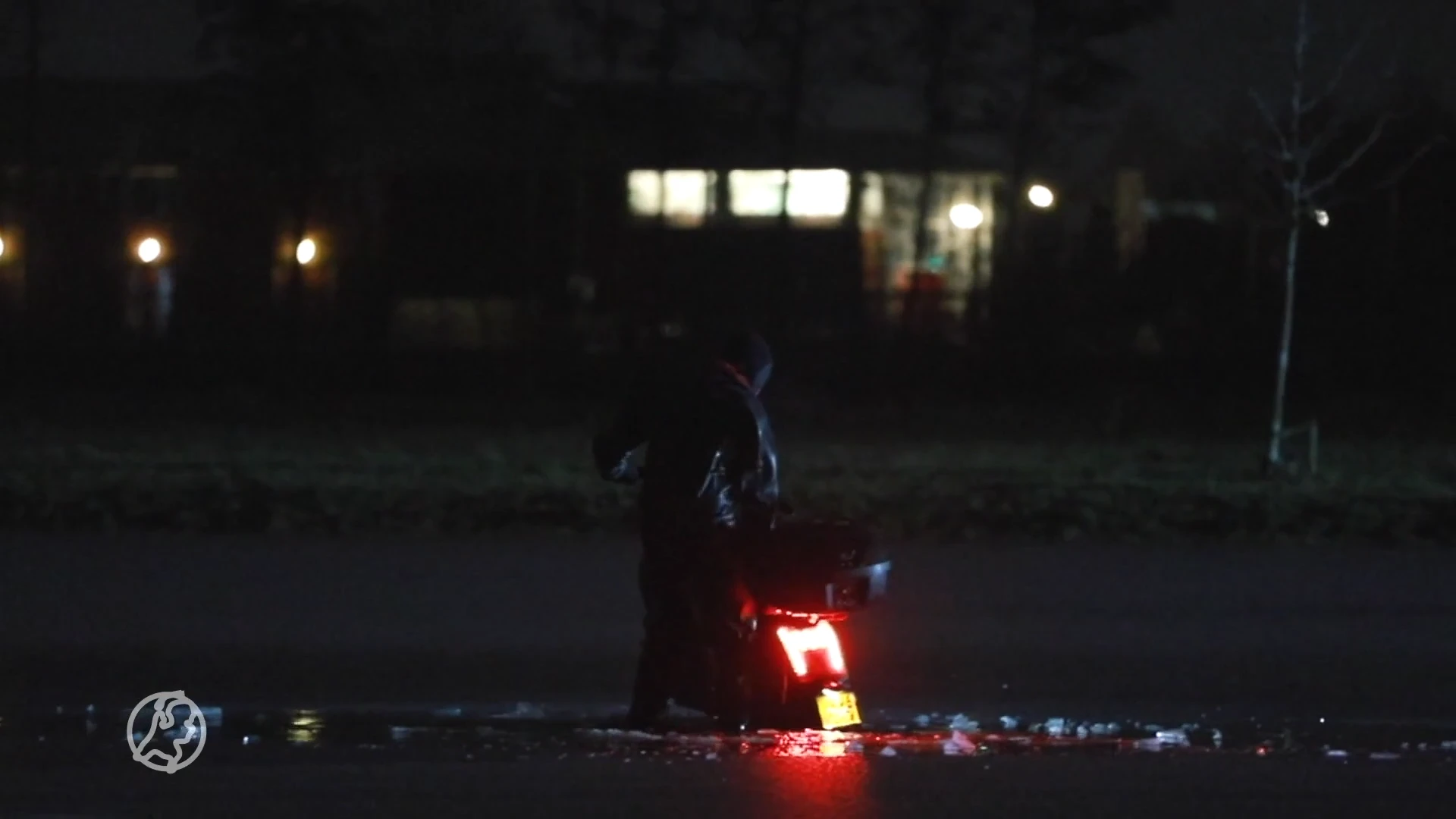 Vandalen zakken met deelscooter door ijs en vernielen ijsbaan