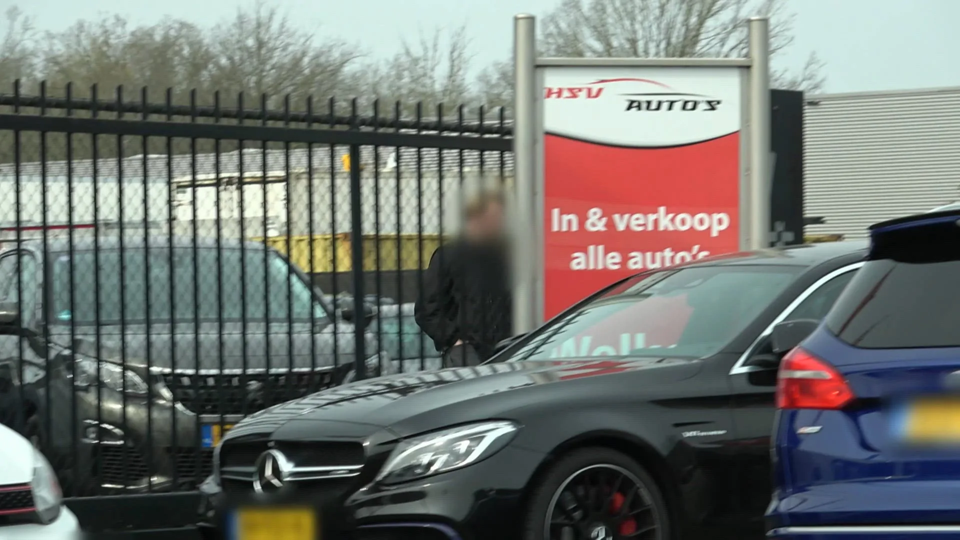 Dennis confronteert autohandelaar