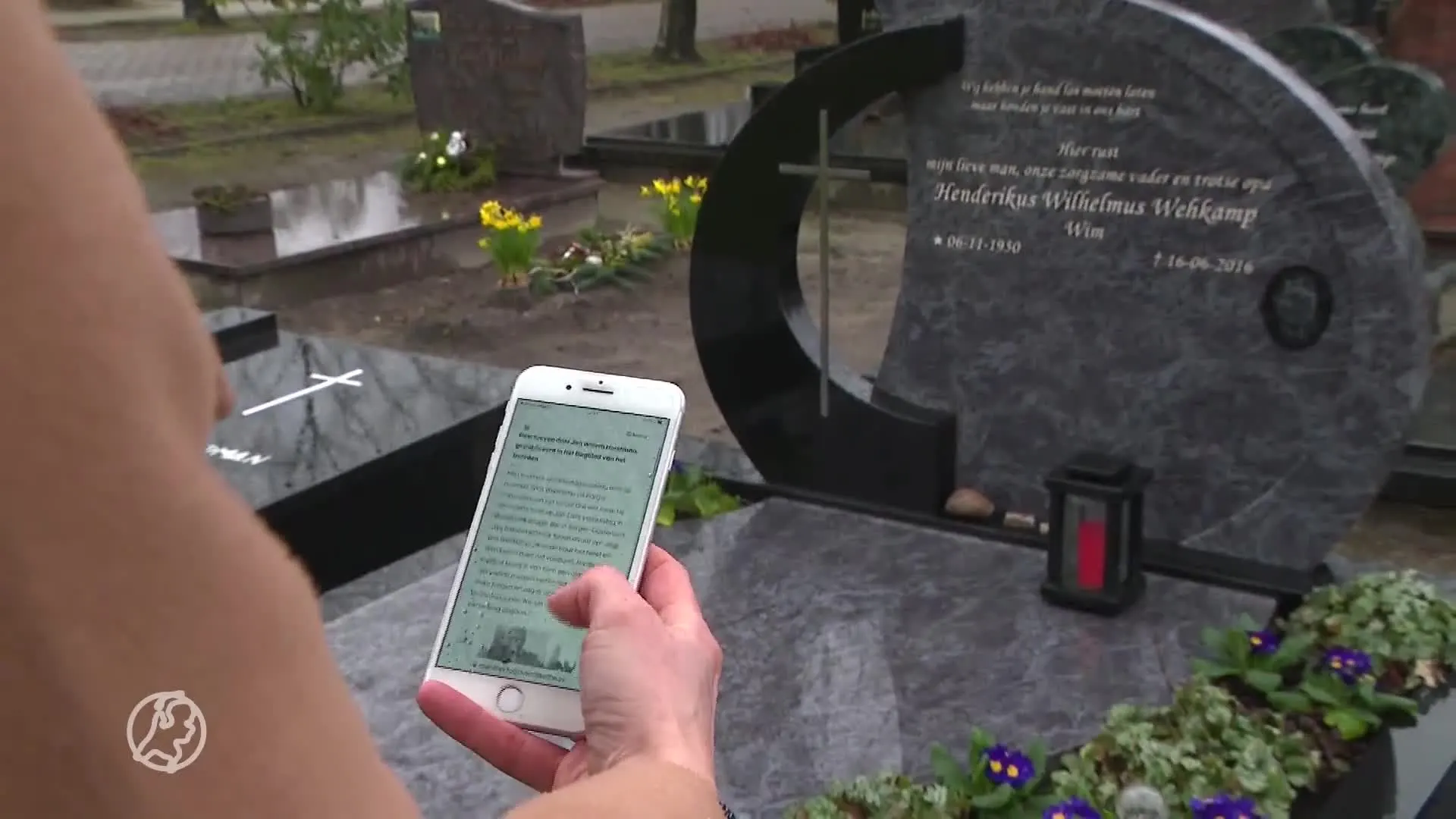 'Je vader nog een keer horen spreken': QR-code op graf brengt overledene weer tot leven