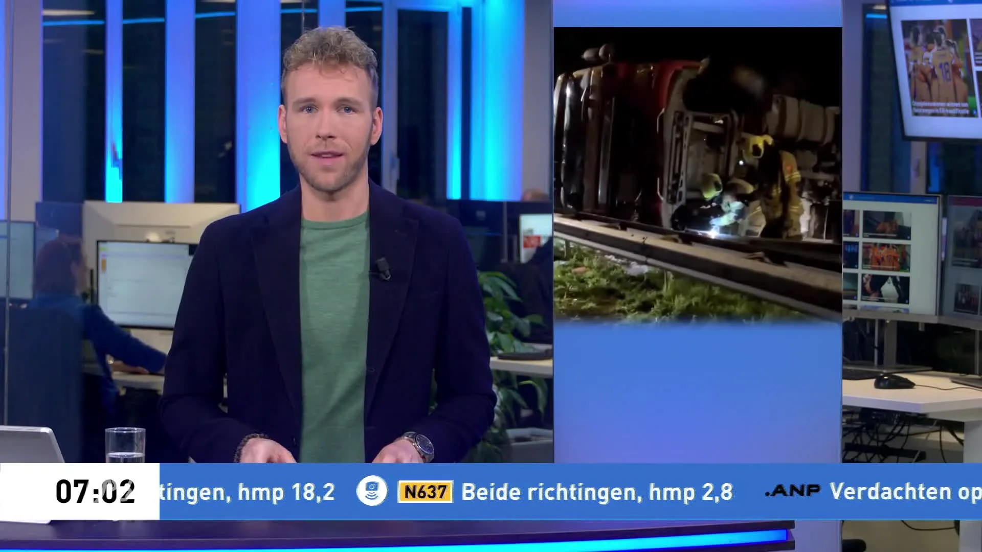 A73 richting Nijmegen uren dicht door gekantelde vrachtwagen