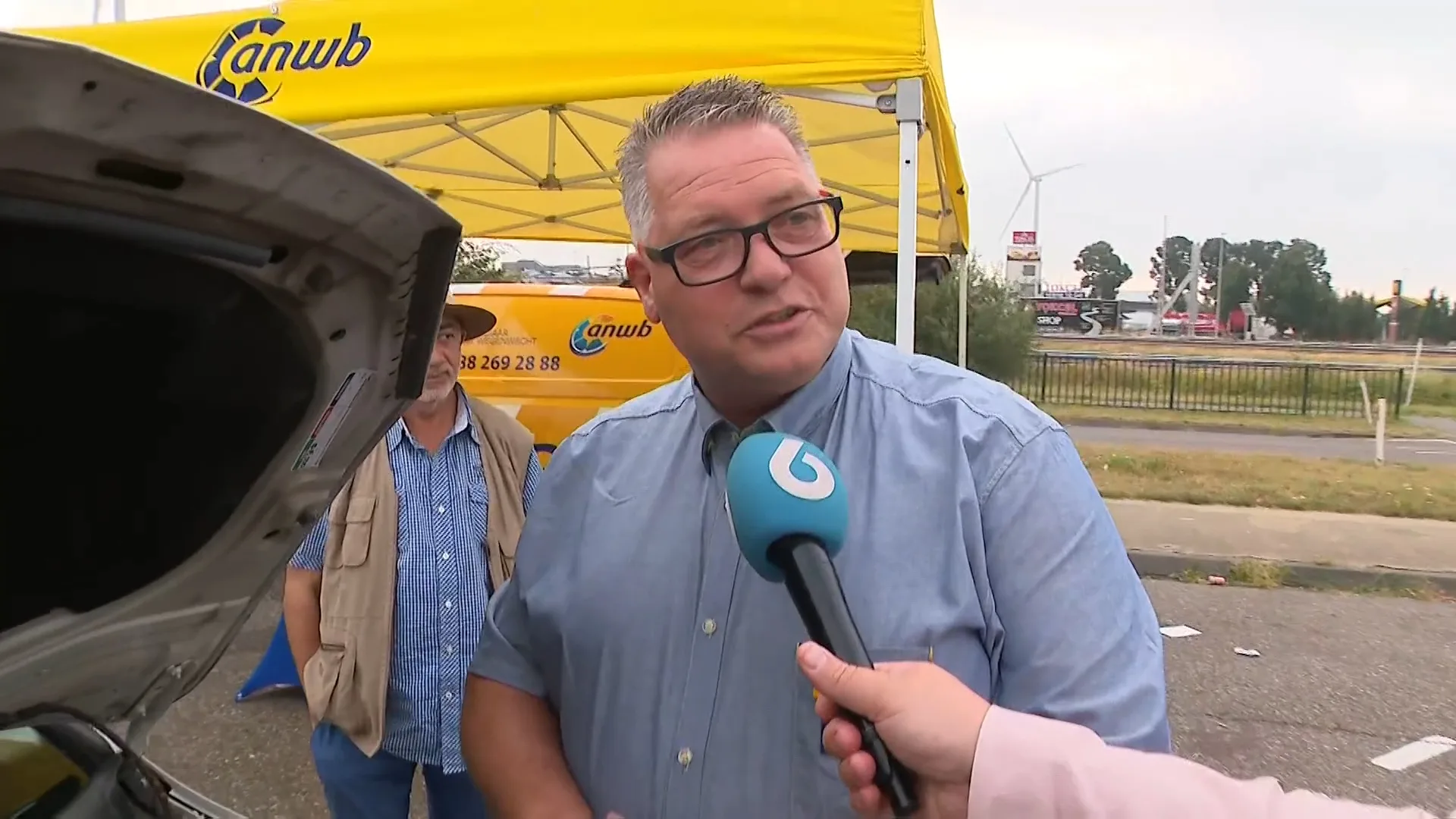 Vakantiedrukte zorgt voor lange rij bij ANWB-check in Hazeldonk