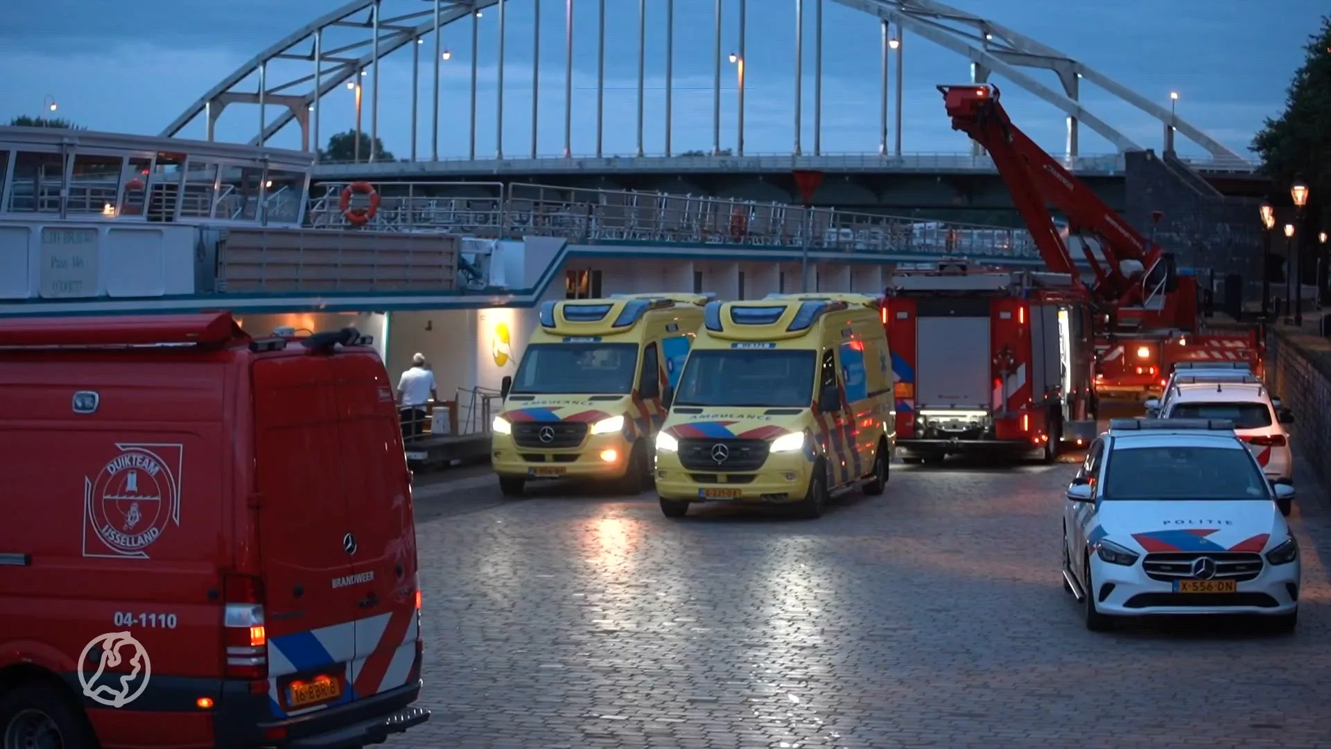 Man valt van schip en raakt bekneld in het water