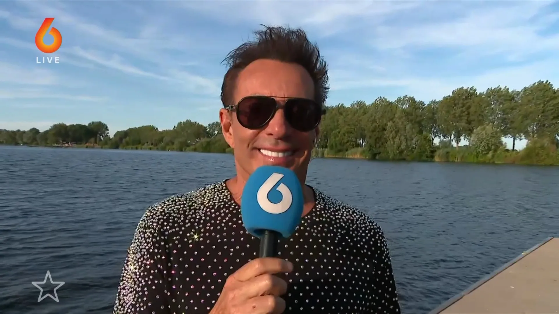 Gerard Joling gooit iconisch jasje het publiek in