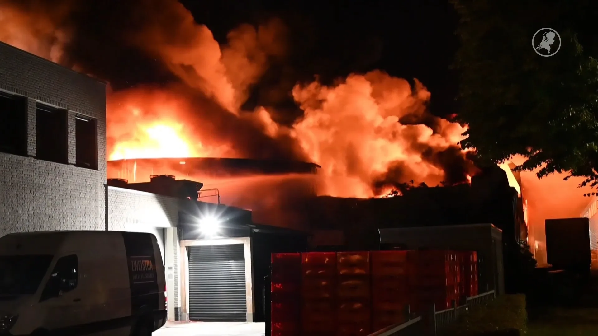 Grote brand op bedrijventerrein Leerdam: fabriek uit voorzorg leeggehaald
