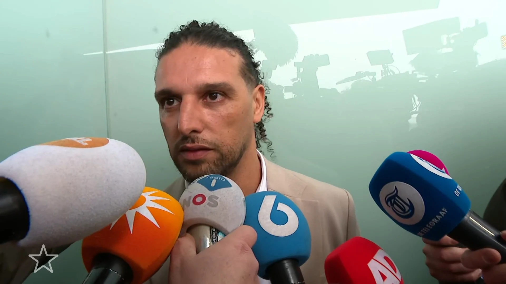 Ali B komt aan bij rechtbank, gaat het deze keer 'anders' doen