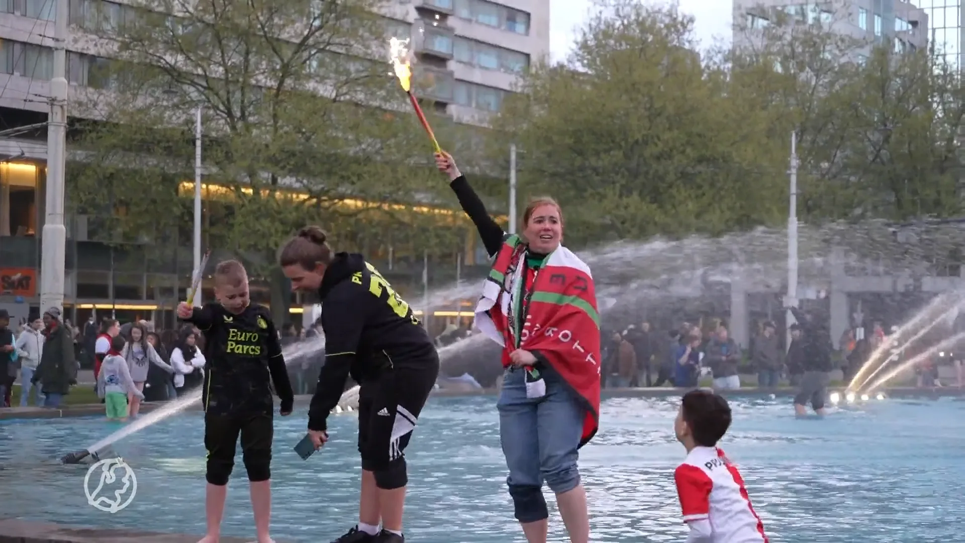 Feestvierende Feyenoord-supporters vieren feest in fontein Hofplein