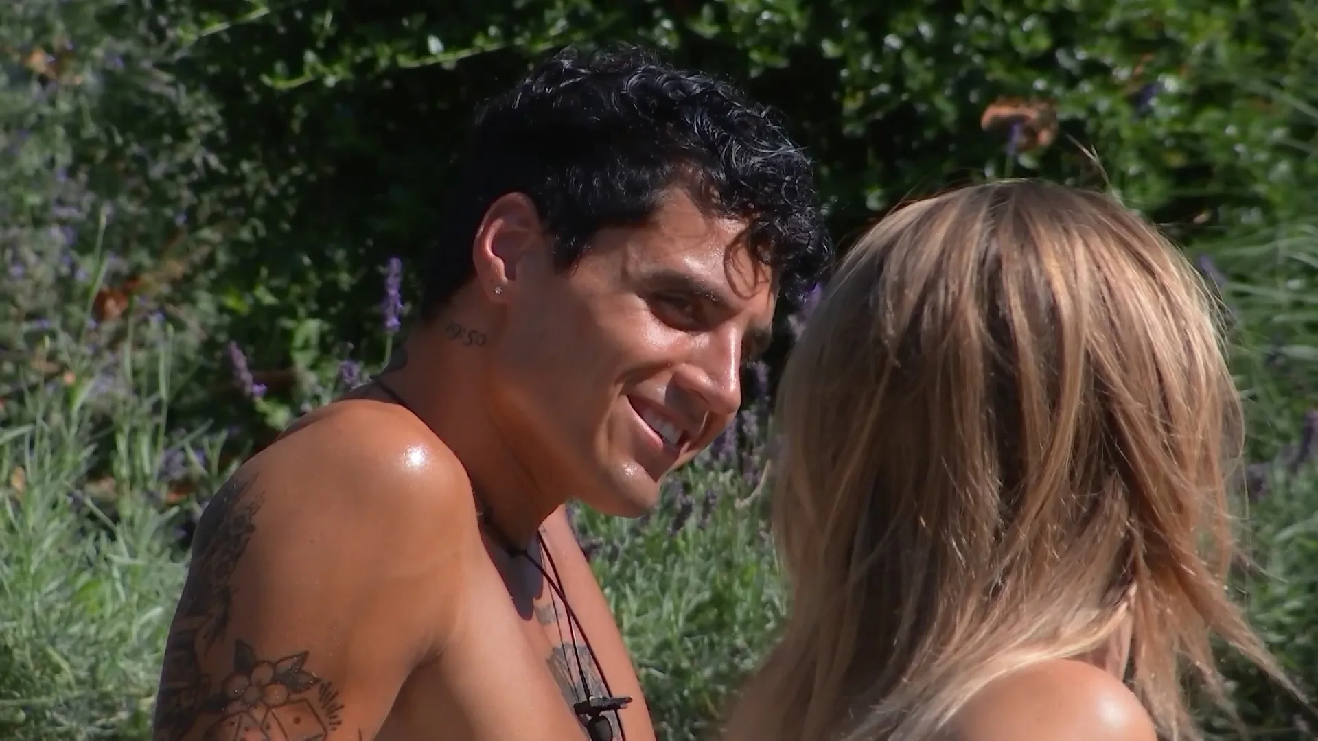 Diederik denkt dat Dominique met hem flirt