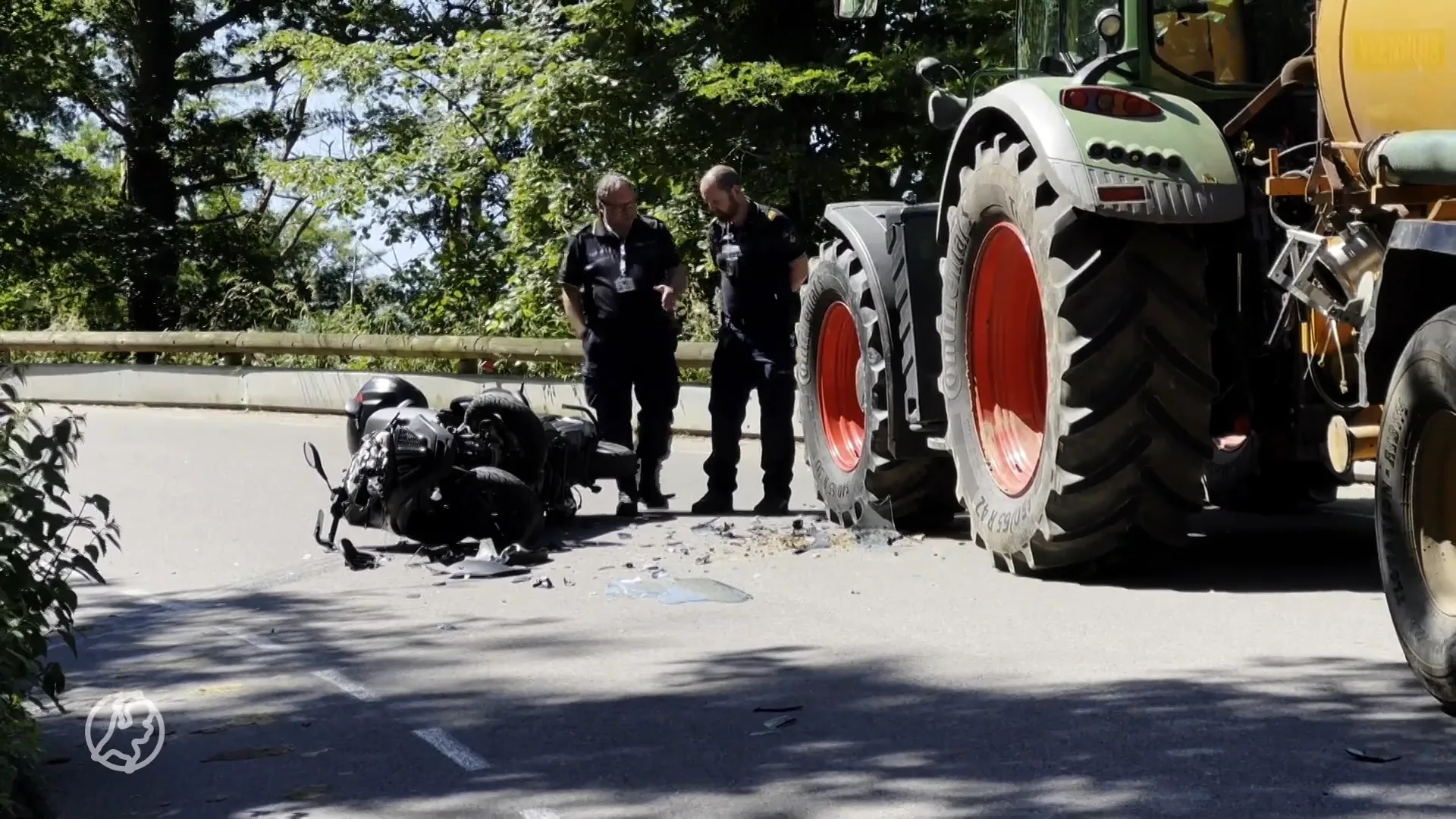 Ernstig ongeval in Geulle, aanrijding tussen trekker met gierton en motor