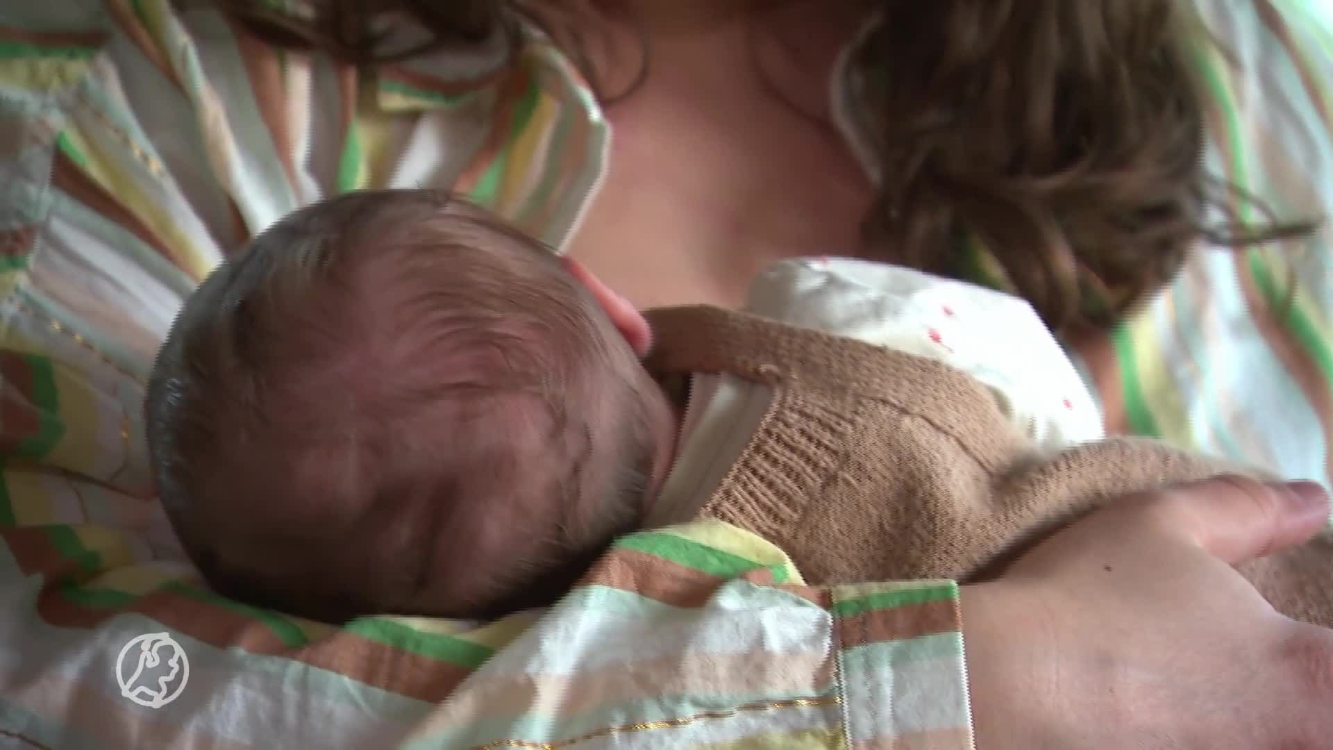 Onzekerheid of pijn: steeds minder kersverse moeders kiezen voor borstvoeding