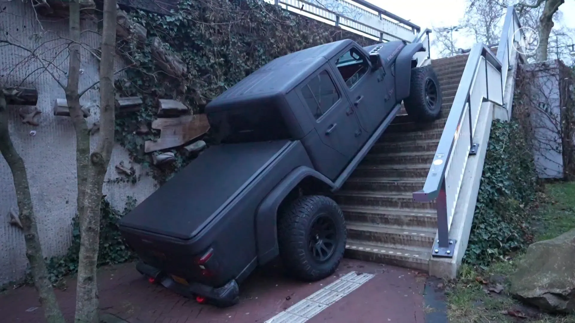 Pick-up vast op trap in Arnhem: bestuurder laat voertuig achter