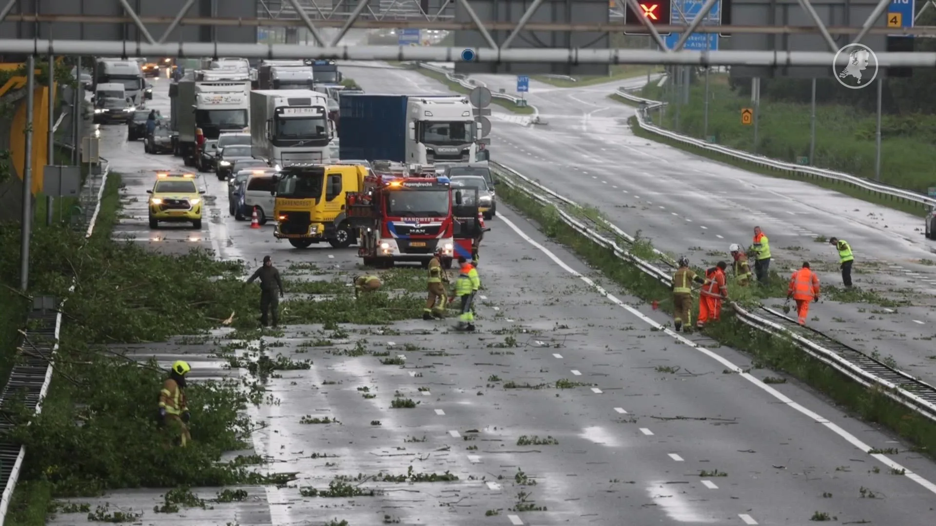 A15 bij Papendrecht bezaaid met takken, snelweg dicht